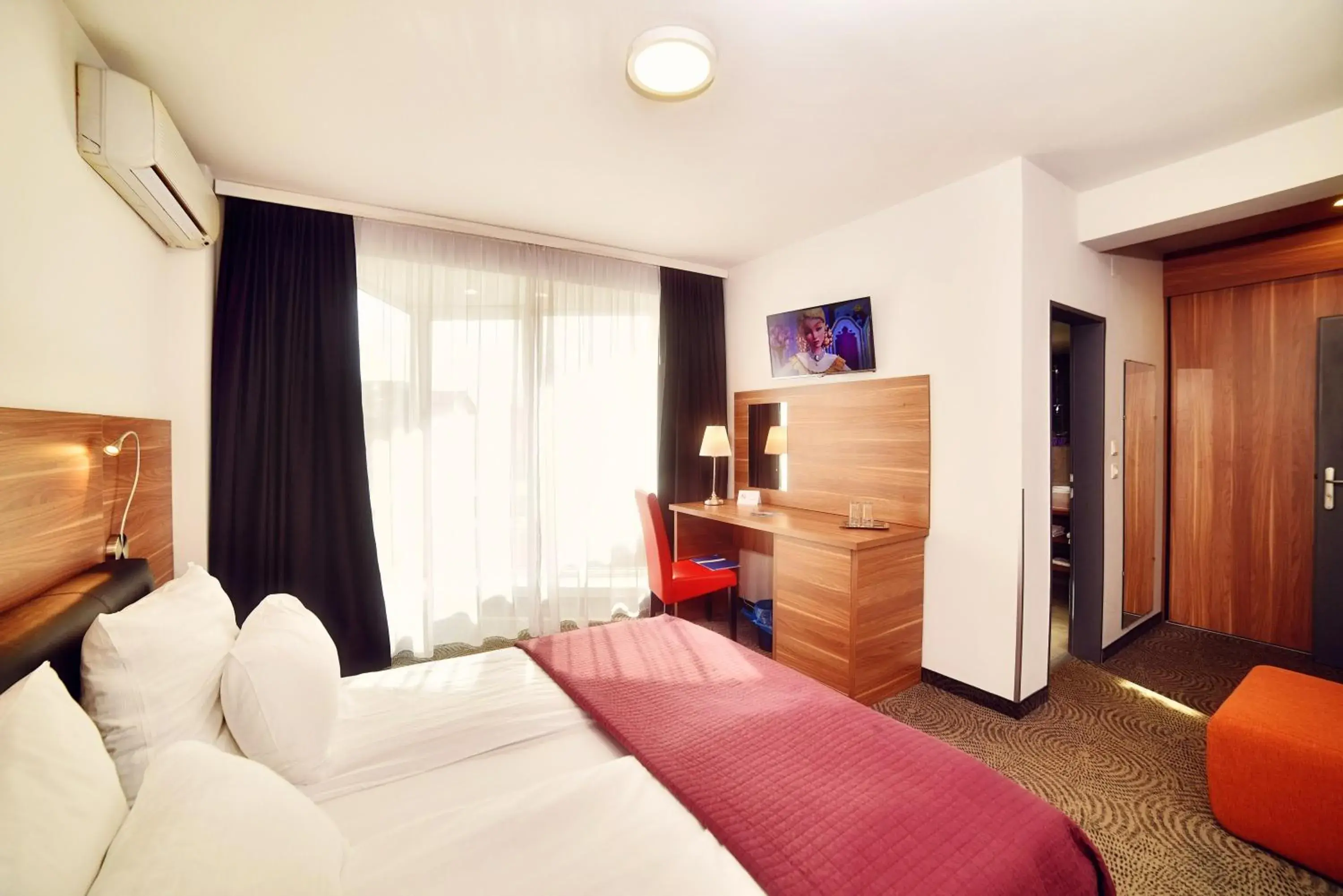 Bed, TV/Entertainment Center in Hotel President