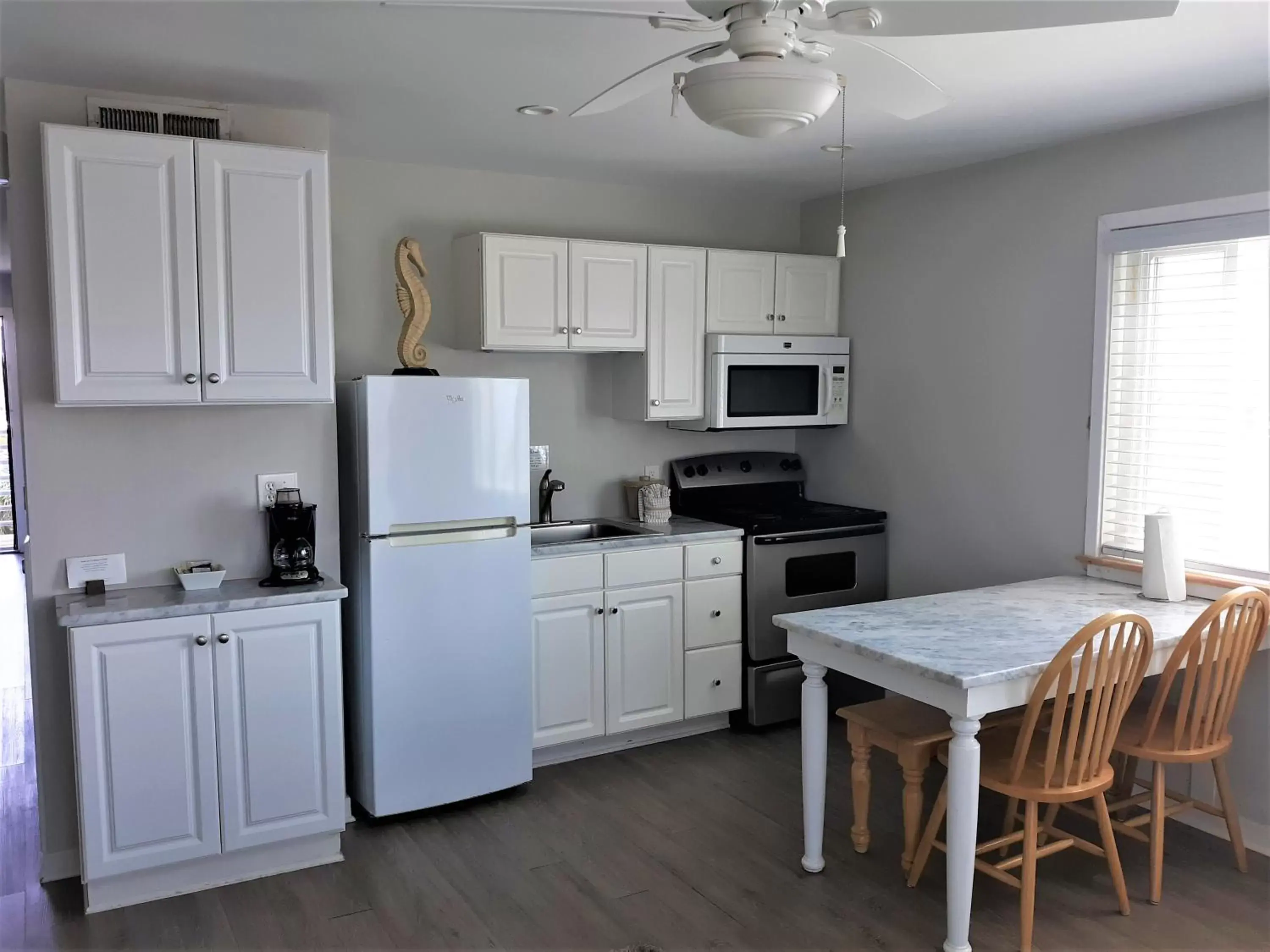 Kitchen or kitchenette, Kitchen/Kitchenette in Sandpeddler Inn and Suites