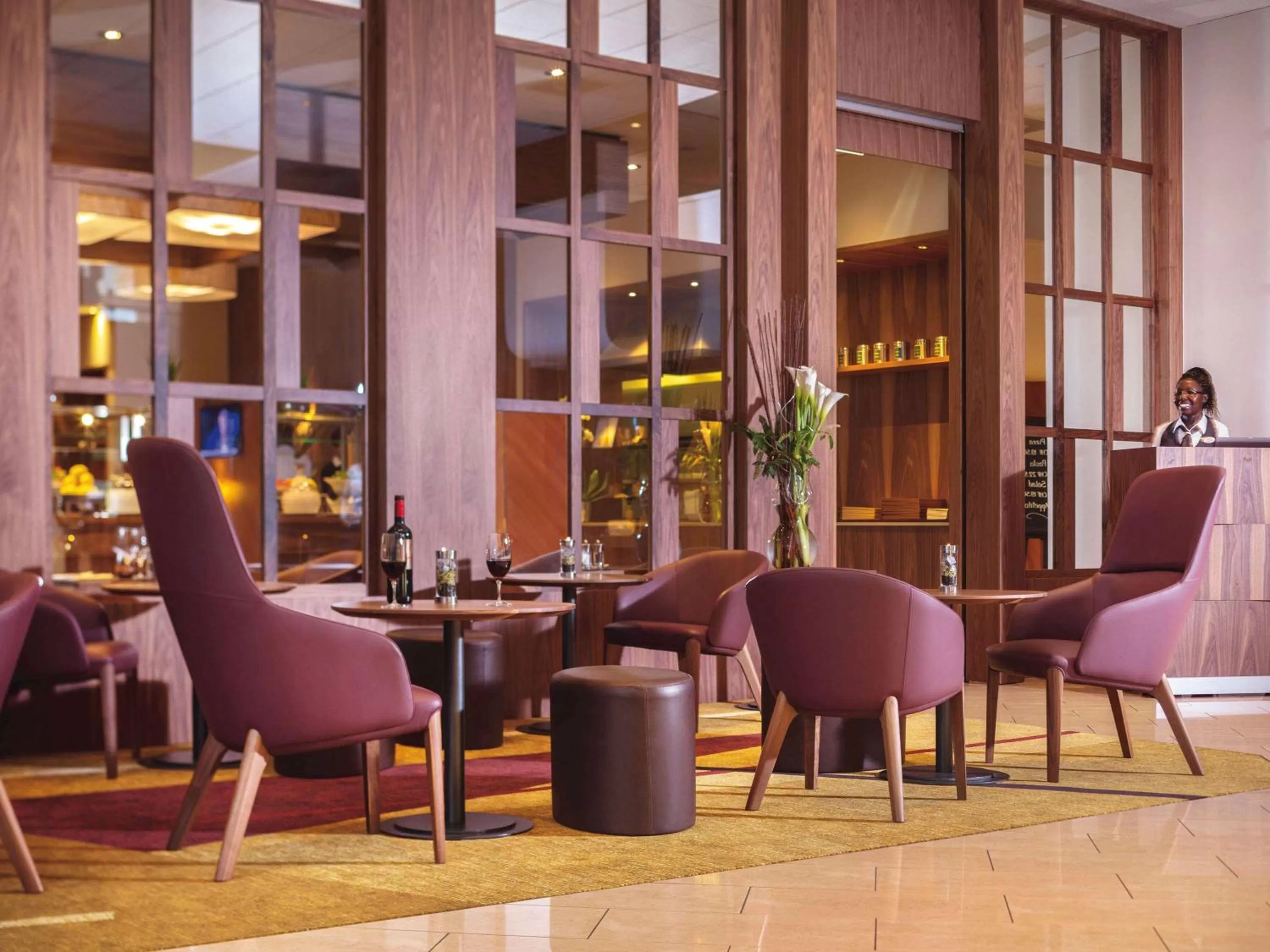 Lounge or bar in Mövenpick Hotel Zürich-Regensdorf