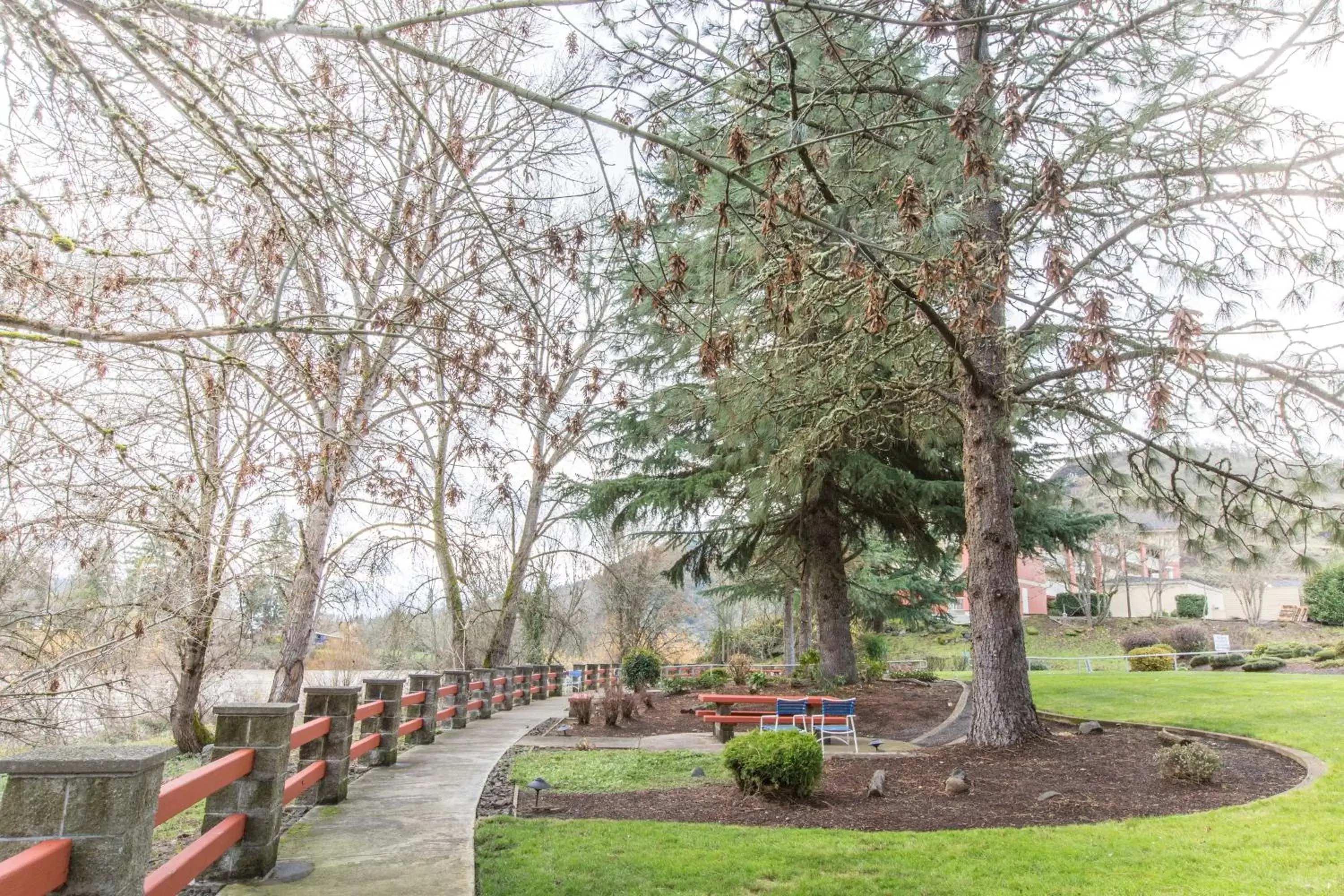 Garden in Riverfront Inn Roseburg