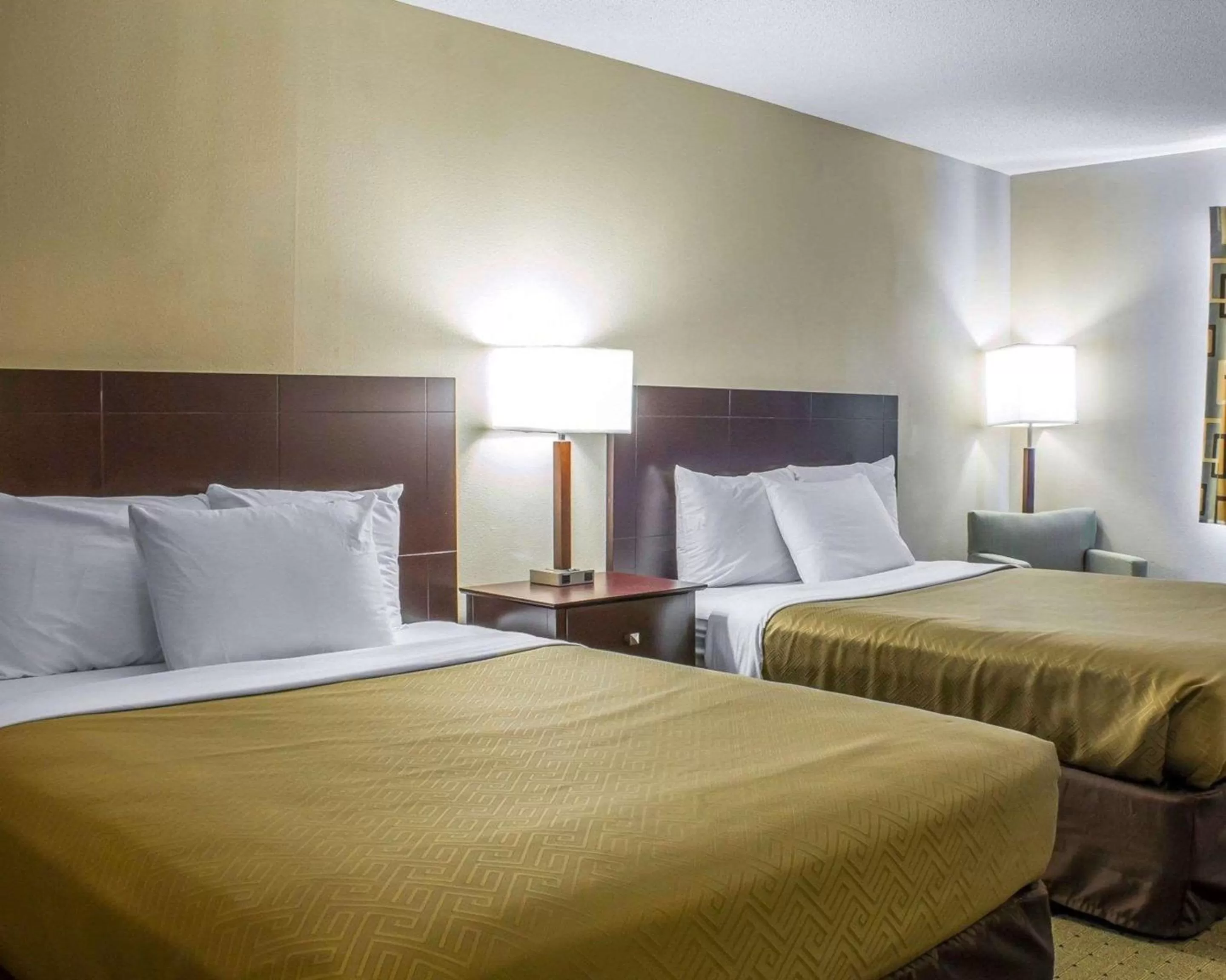 Photo of the whole room, Bed in Econo Lodge