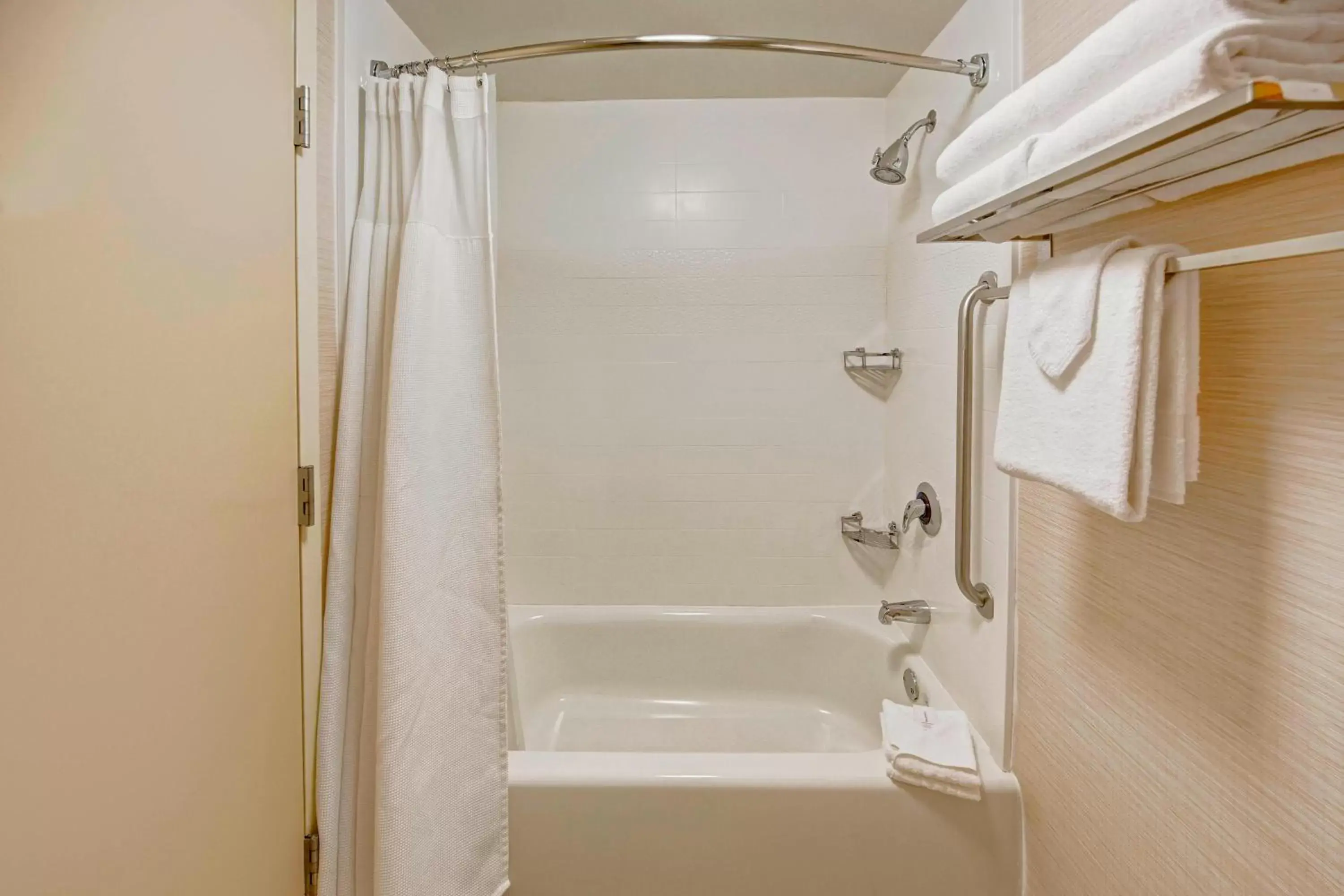 Bathroom in Fairfield Inn and Suites by Marriott Orlando Near Universal Orlando