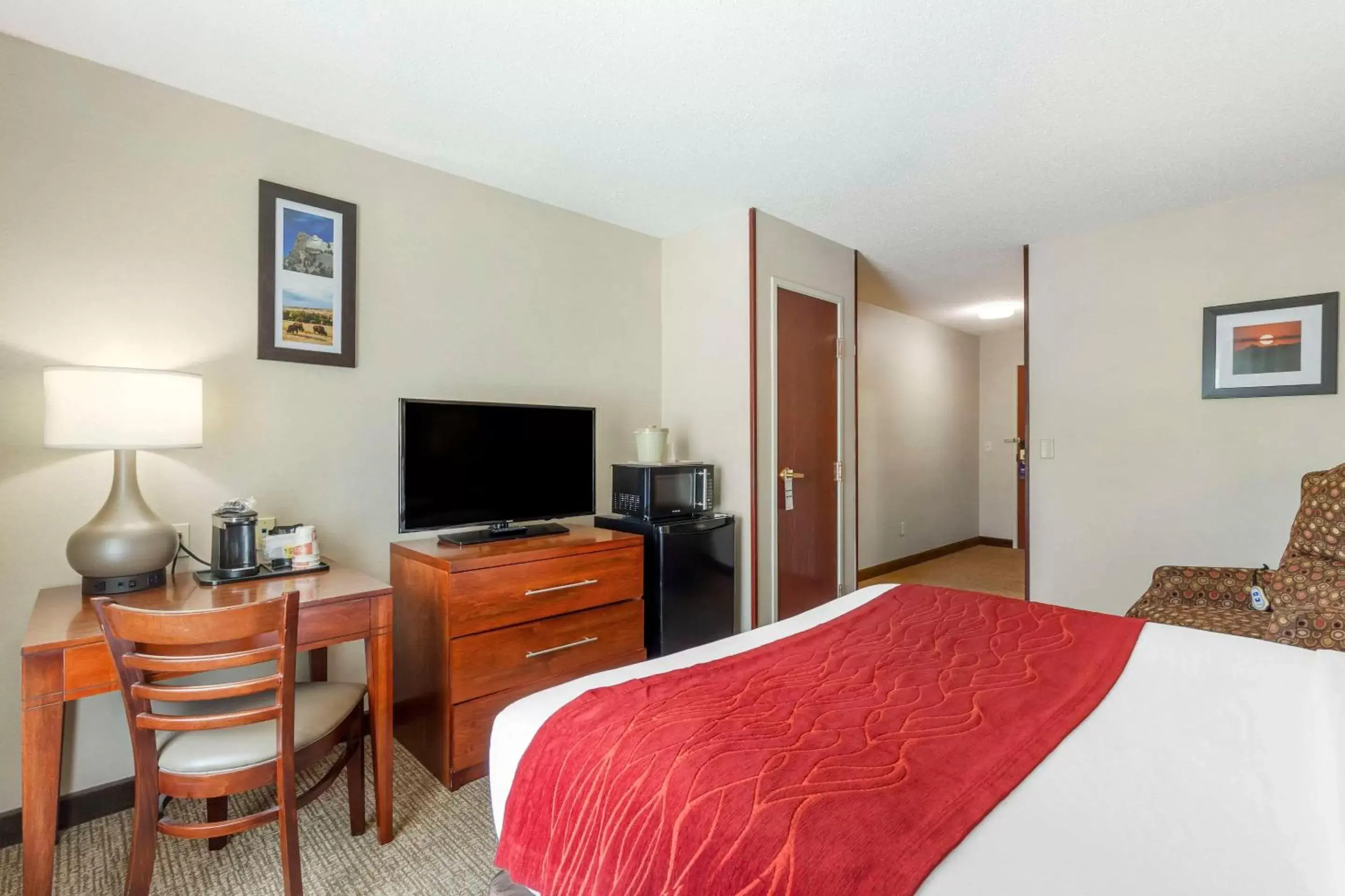 Bedroom, TV/Entertainment Center in Comfort Inn & Suites Rapid City