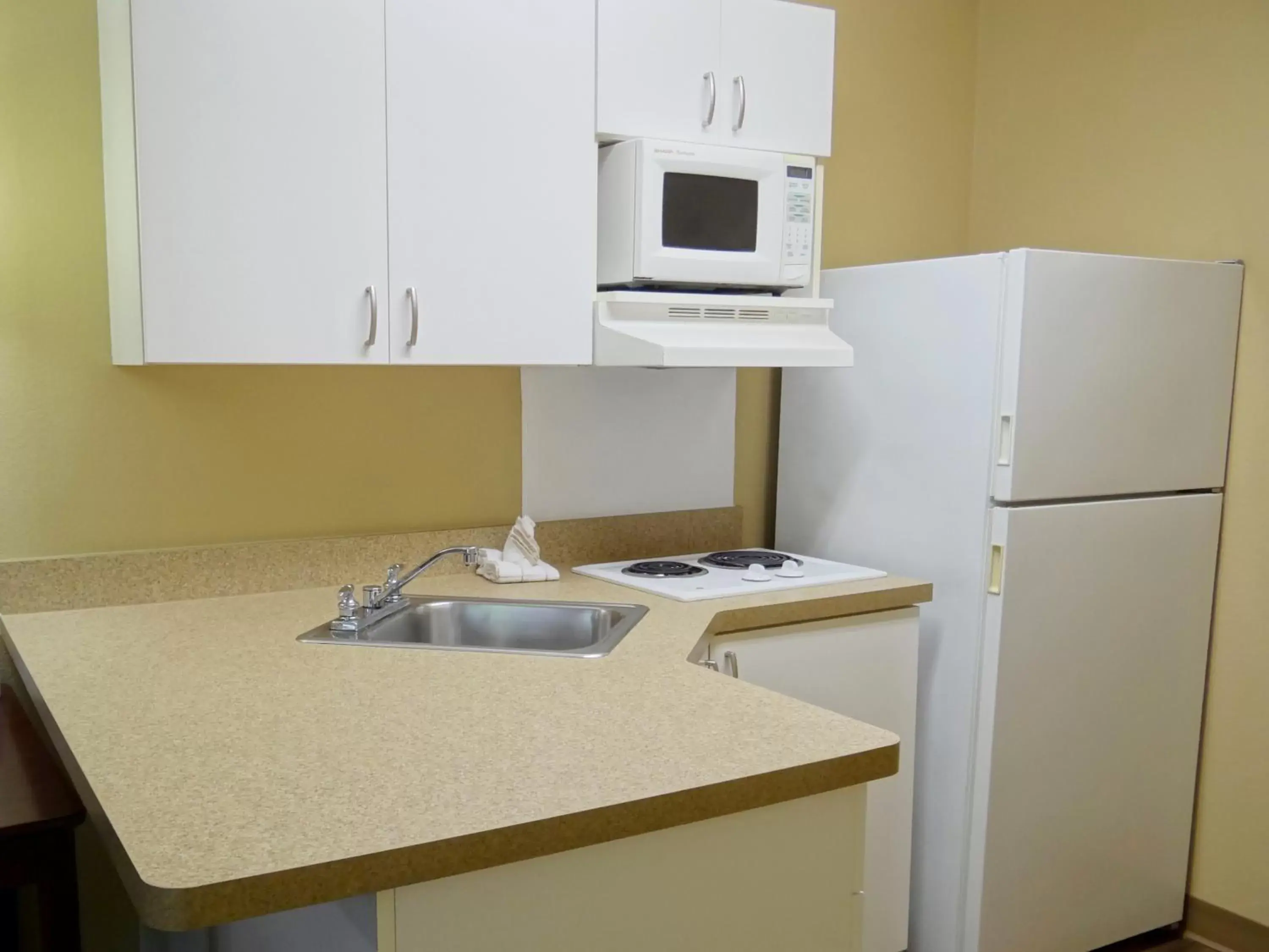 Kitchen or kitchenette, Kitchen/Kitchenette in Extended Stay America Suites - Huntsville - US Space and Rocket Center