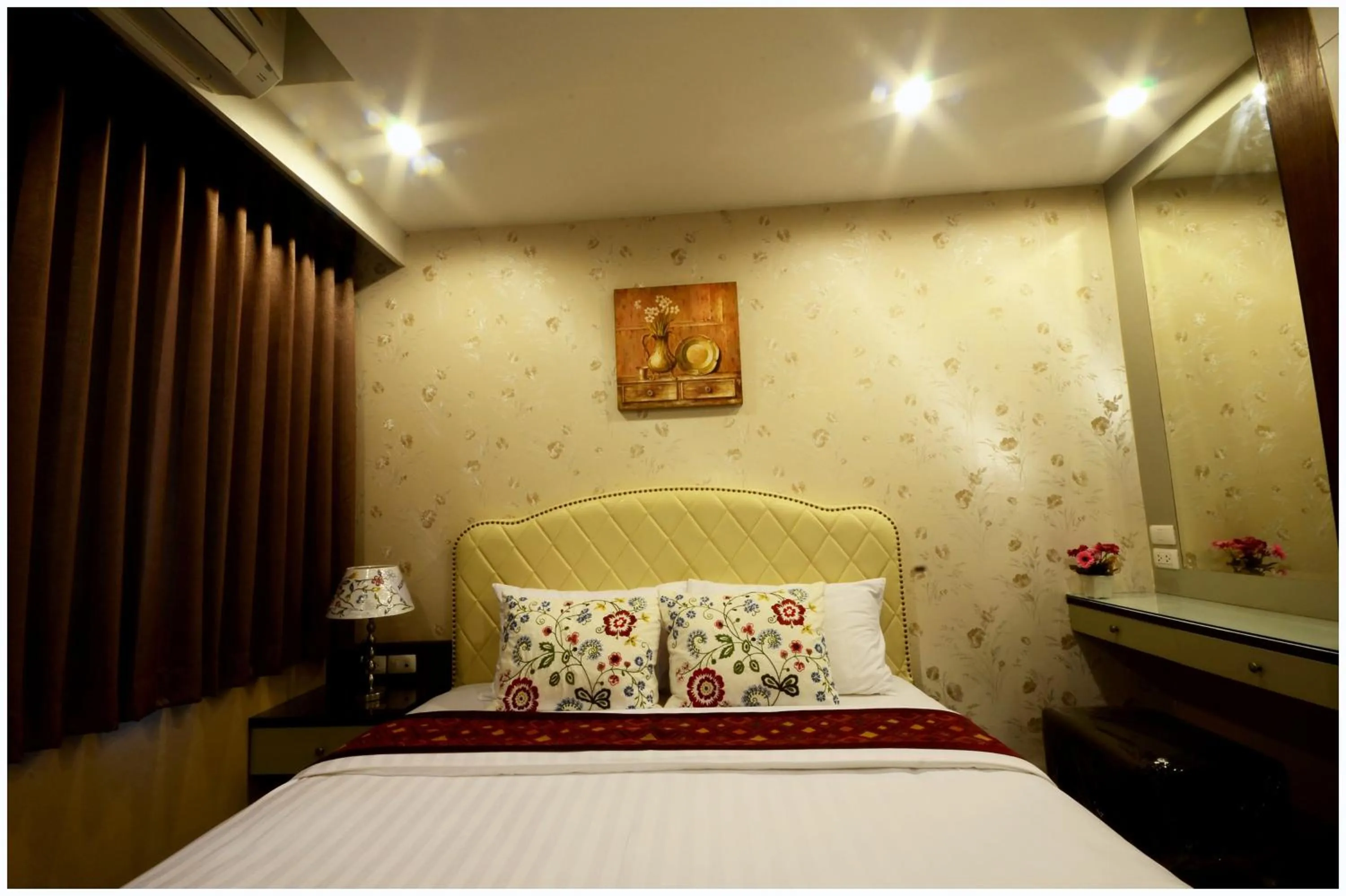 Photo of the whole room, Bed in At Residence Suvarnabhumi Hotel