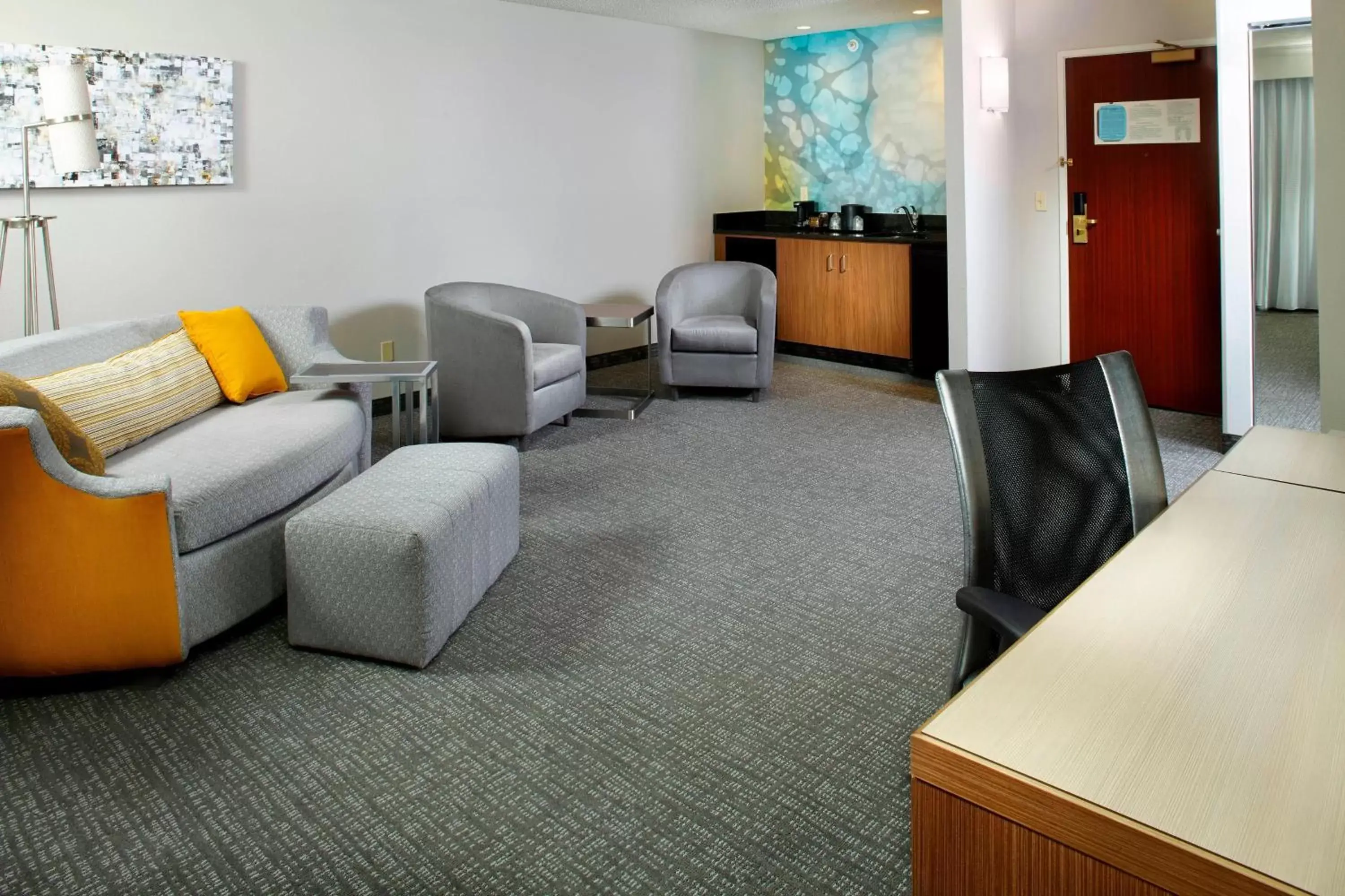 Photo of the whole room, Seating Area in Courtyard by Marriott Lansing