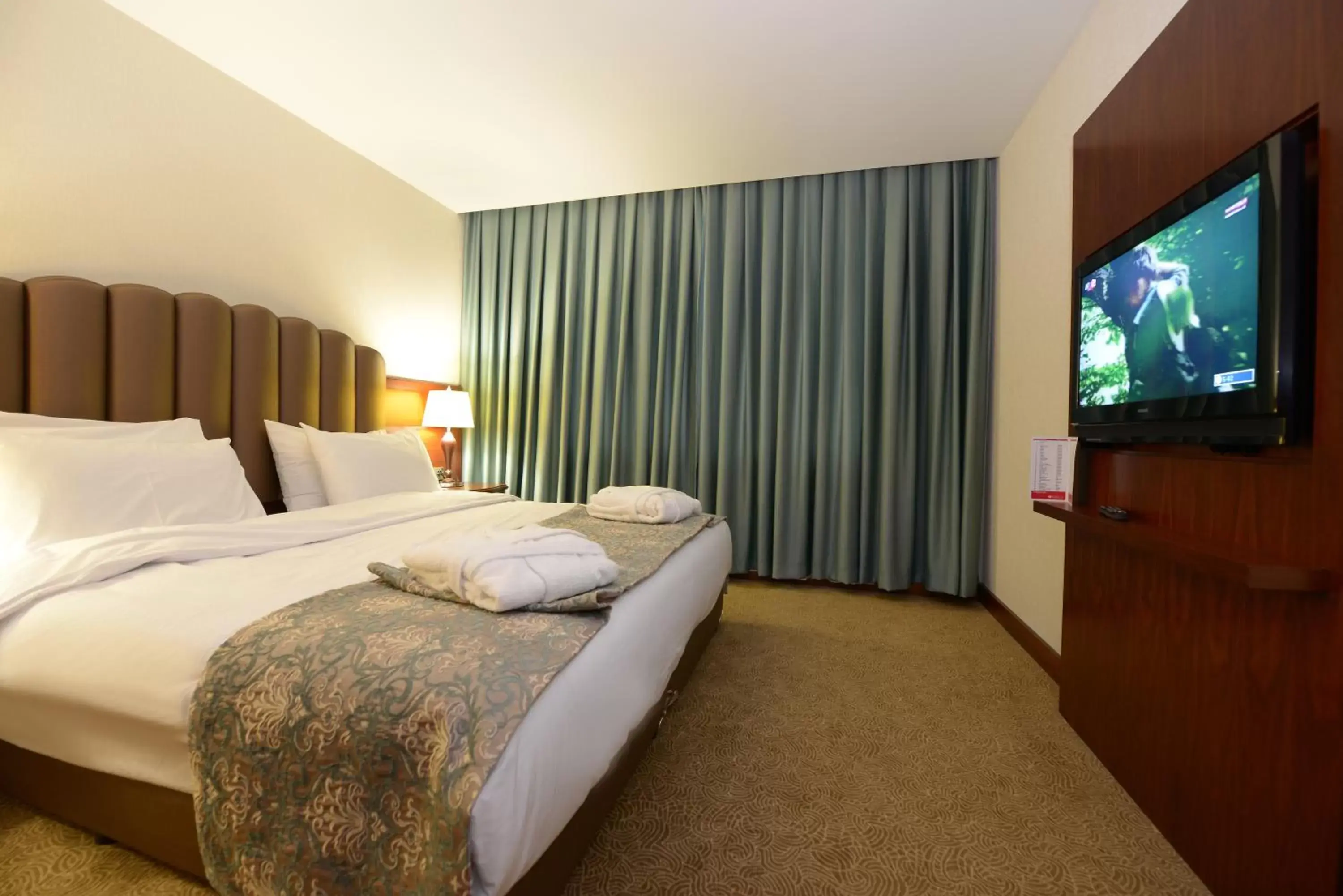 Bedroom, Bed in Ramada Plaza Altin Kayisi Hotel