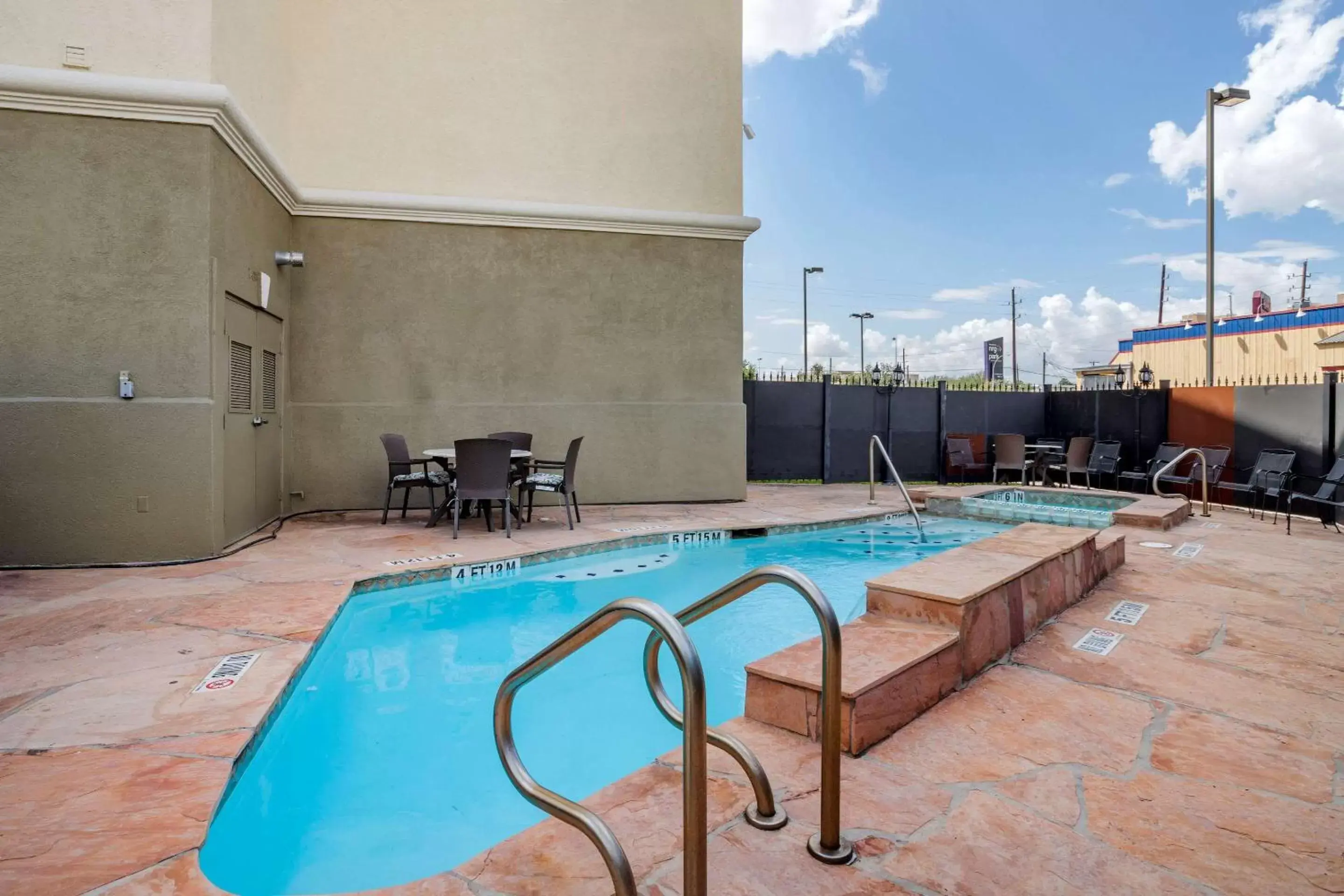 Swimming Pool in Comfort Suites near Texas Medical Center - NRG Stadium