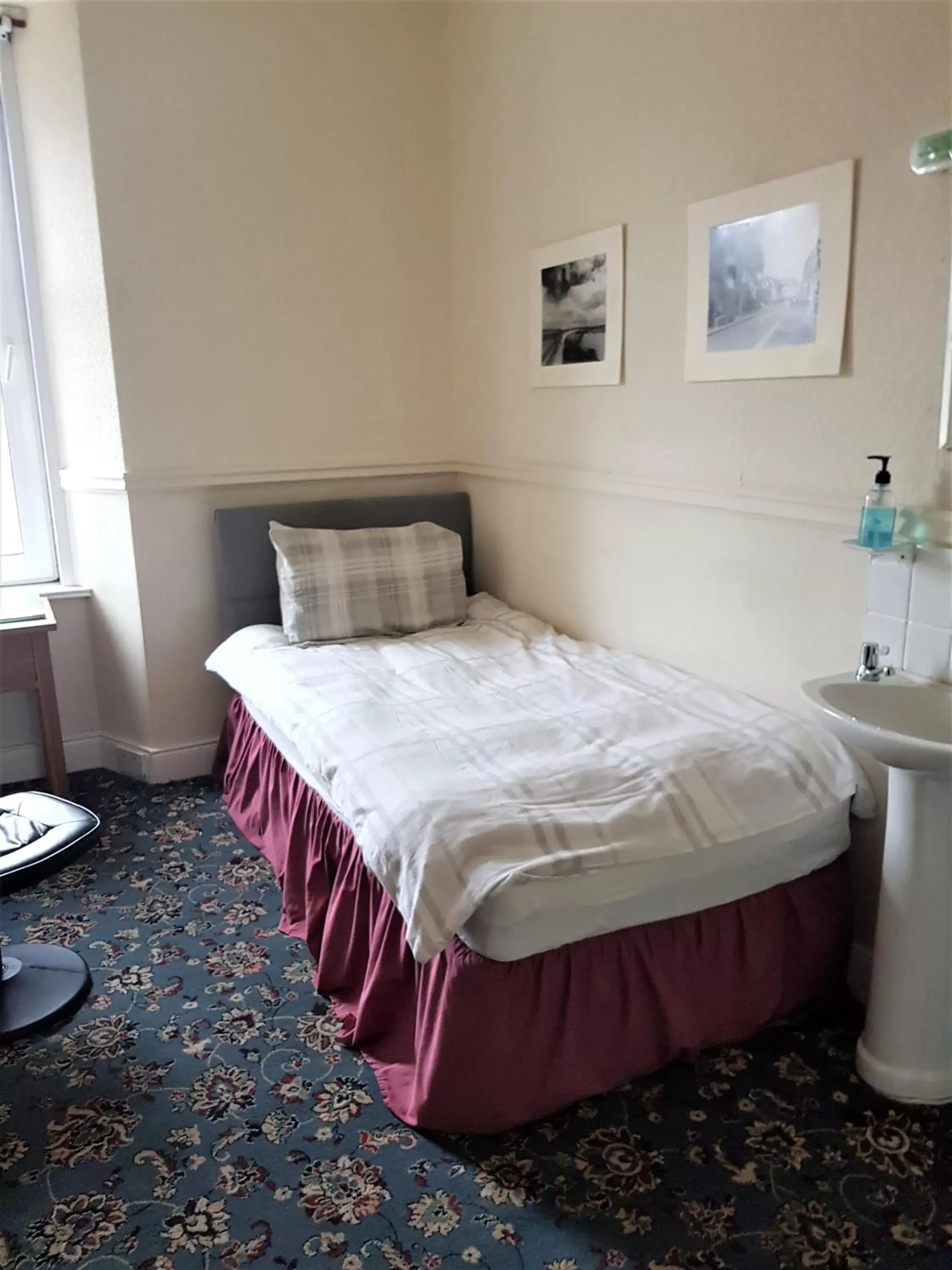 Single Room with Private Bathroom - single occupancy in Cedar Villa Guest House