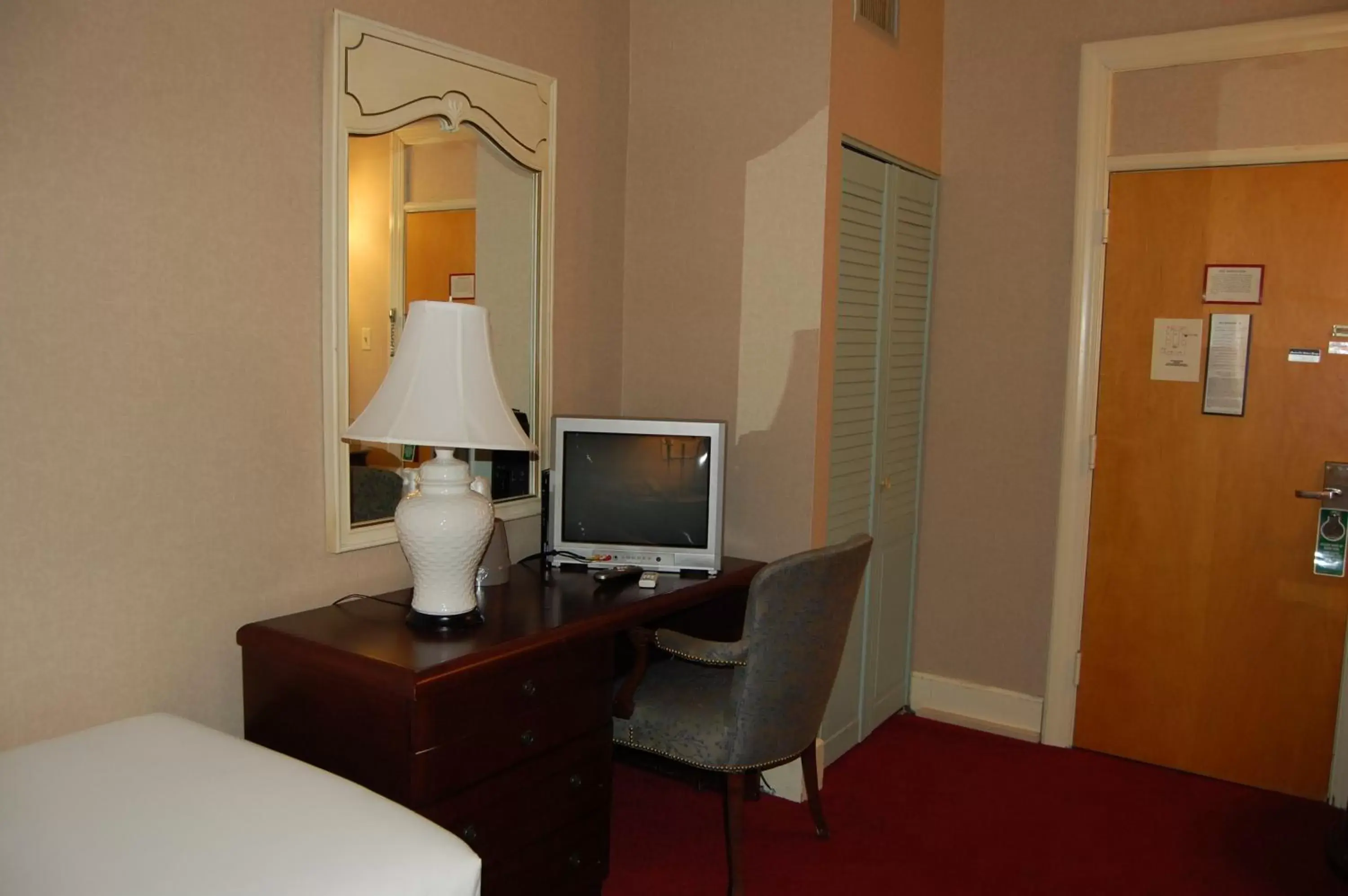 Seating area, TV/Entertainment Center in Windsor Inn Hotel