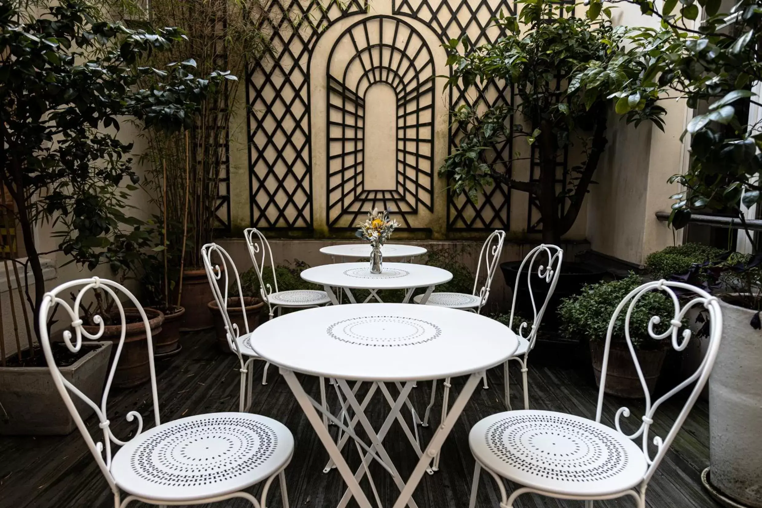 Inner courtyard view, Restaurant/Places to Eat in Hôtel Arvor Saint Georges