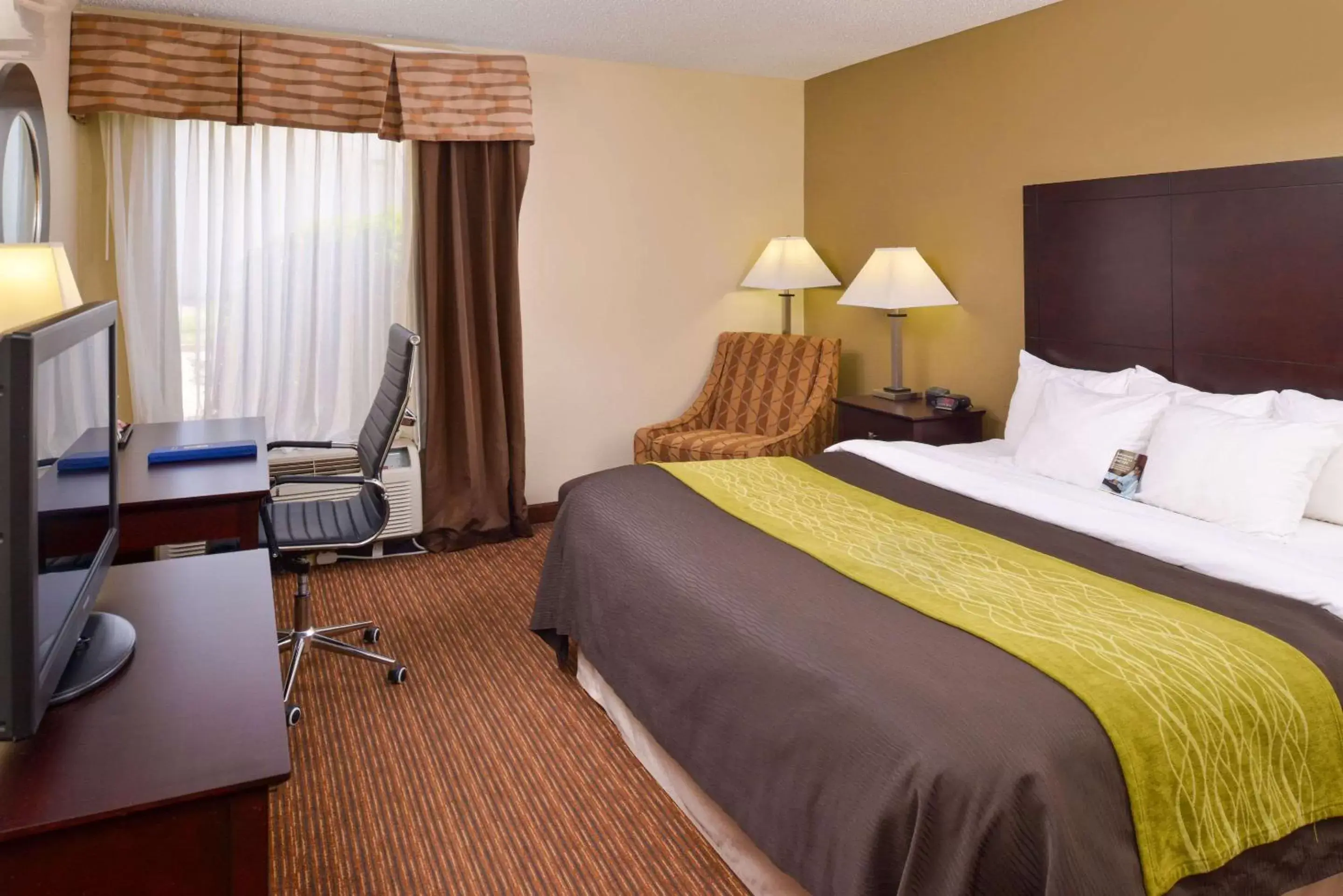 Photo of the whole room, Bed in Comfort Inn and Suites Joplin