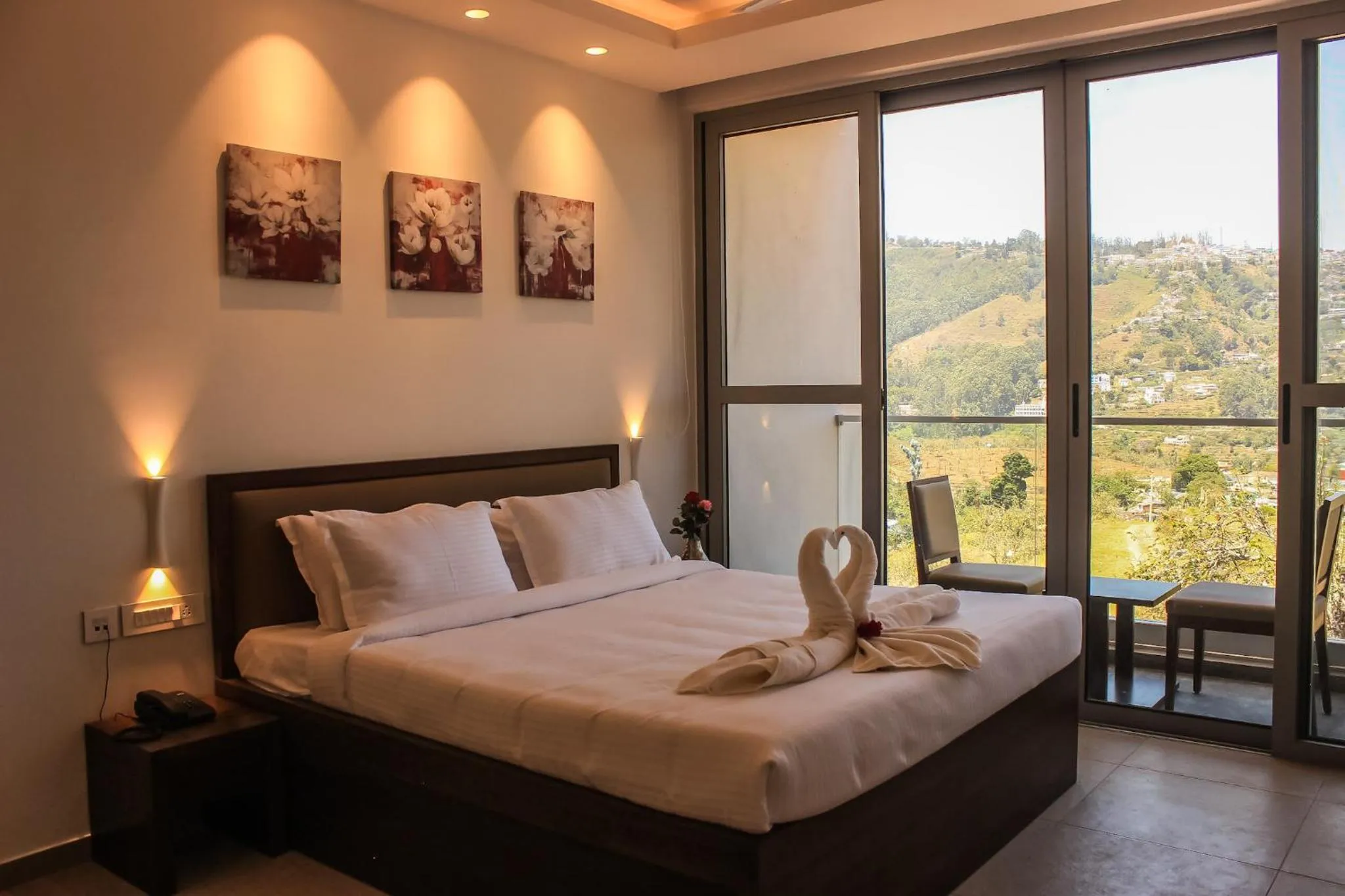 Photo of the whole room, Bed in Silver Mist