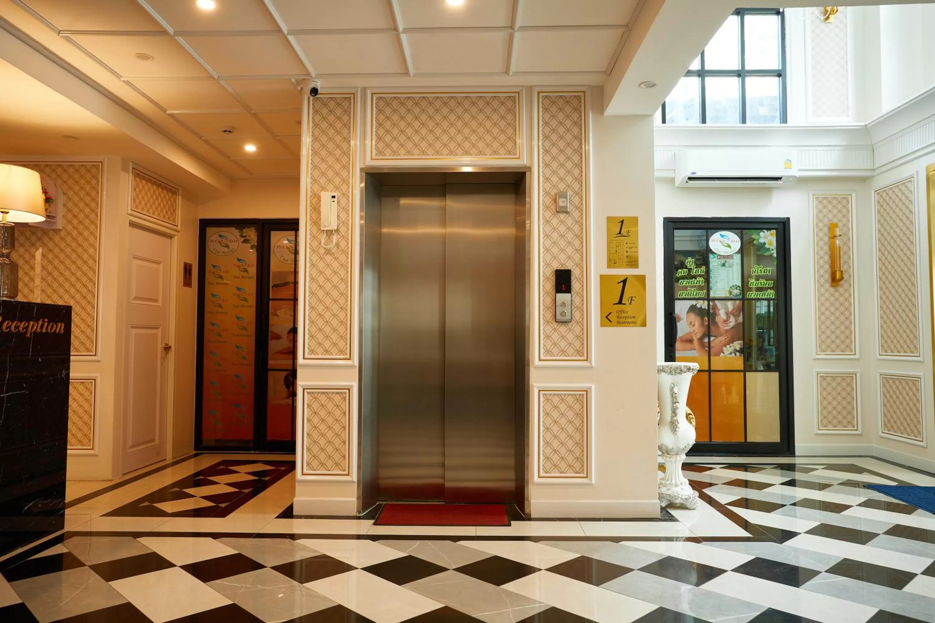 elevator in Rose Apple Hotel
