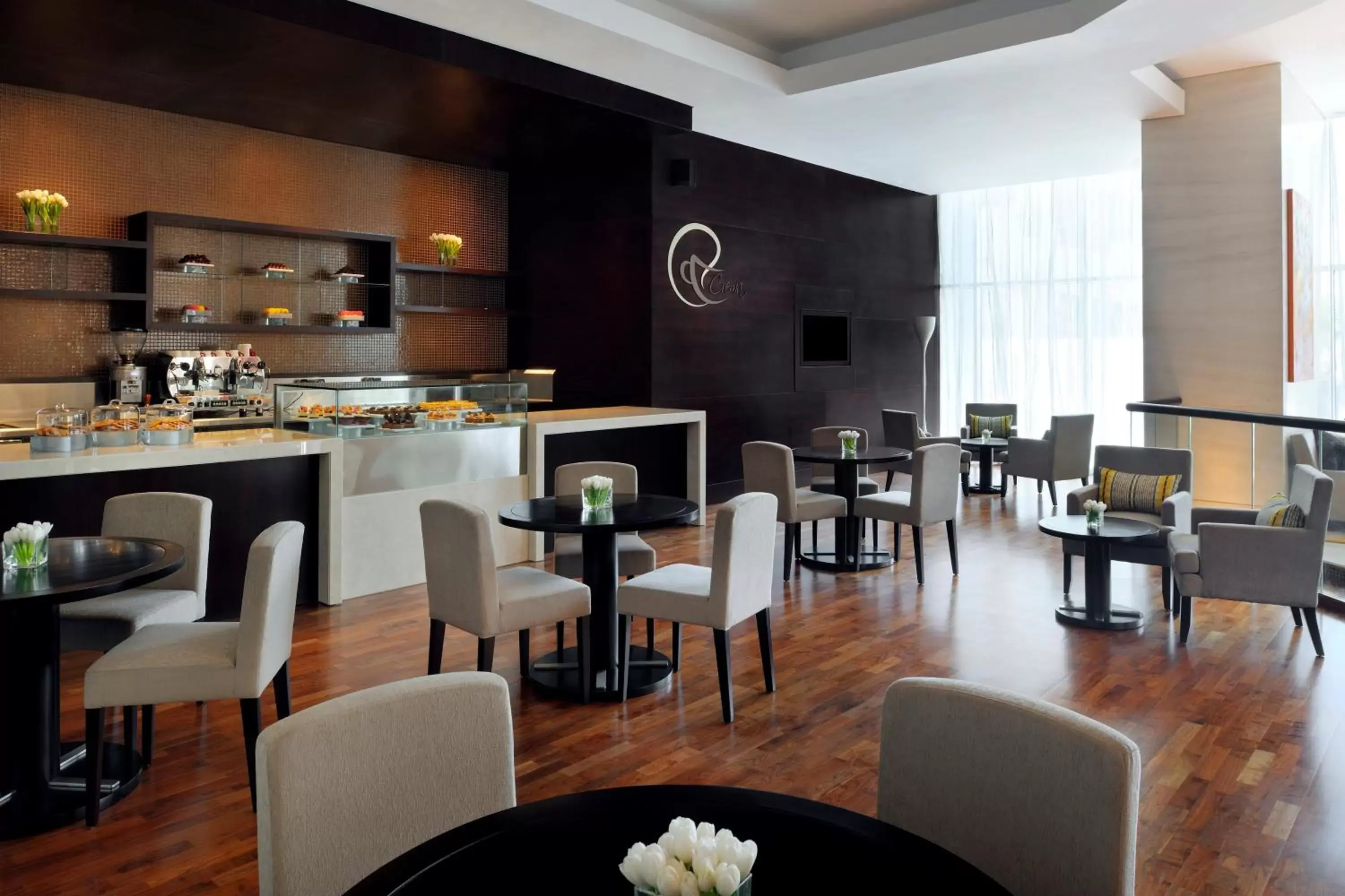 Lounge or bar, Restaurant/Places to Eat in Mövenpick Hotel Jumeirah Lakes Towers Dubai