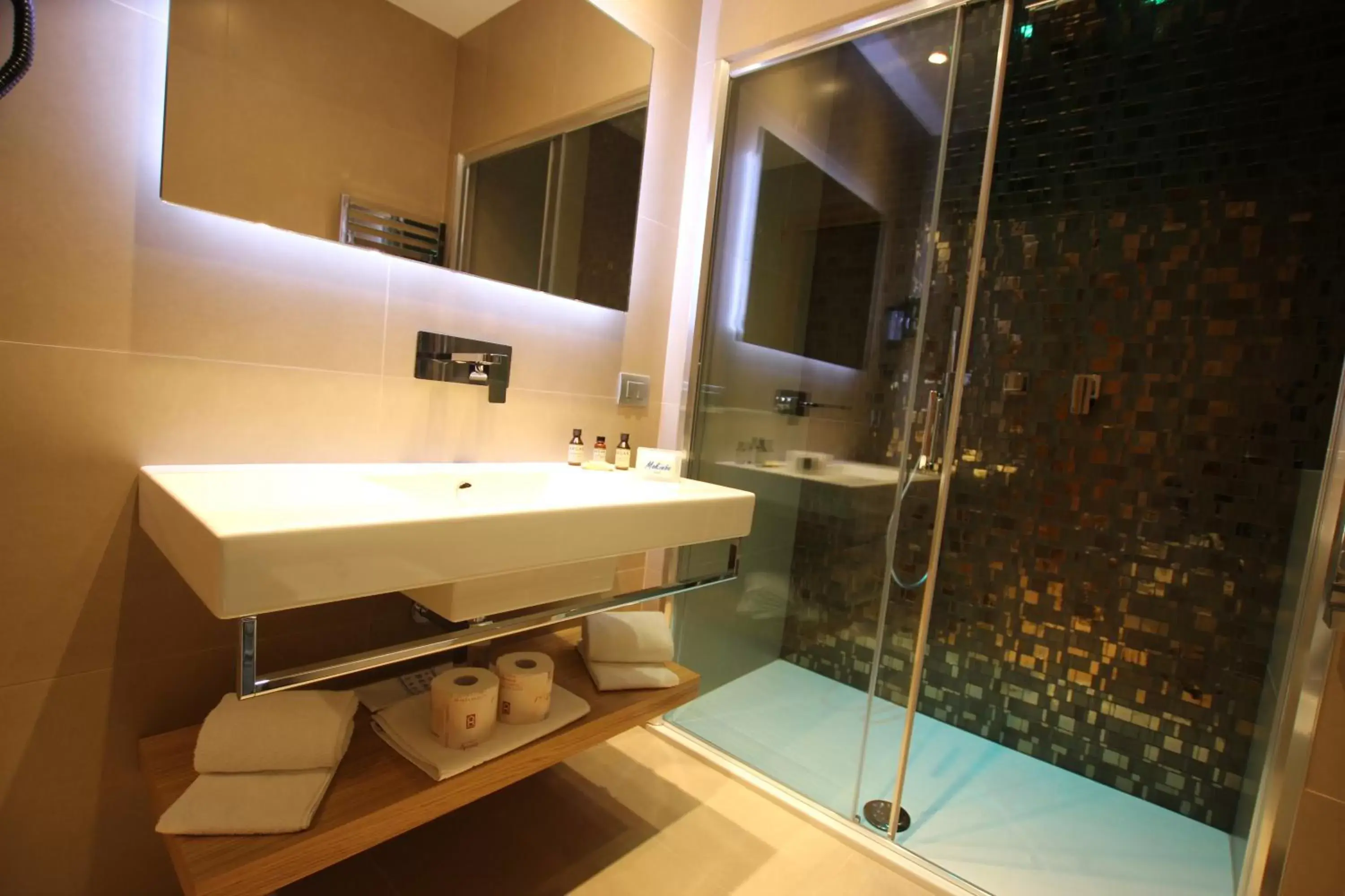 Shower, Bathroom in Mokinba Hotels Baviera