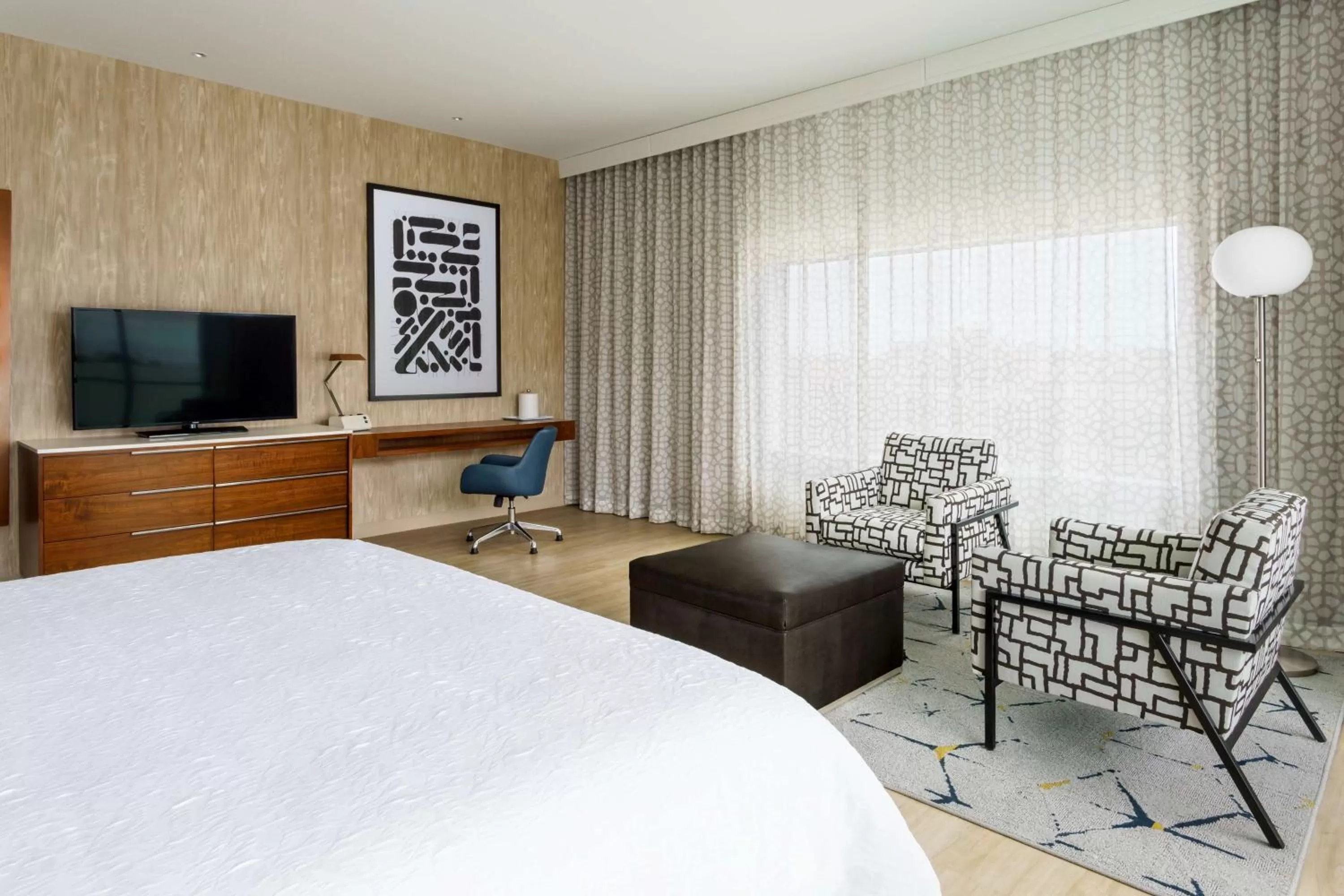 Living room, Bed in Hampton Inn & Suites Santa Monica