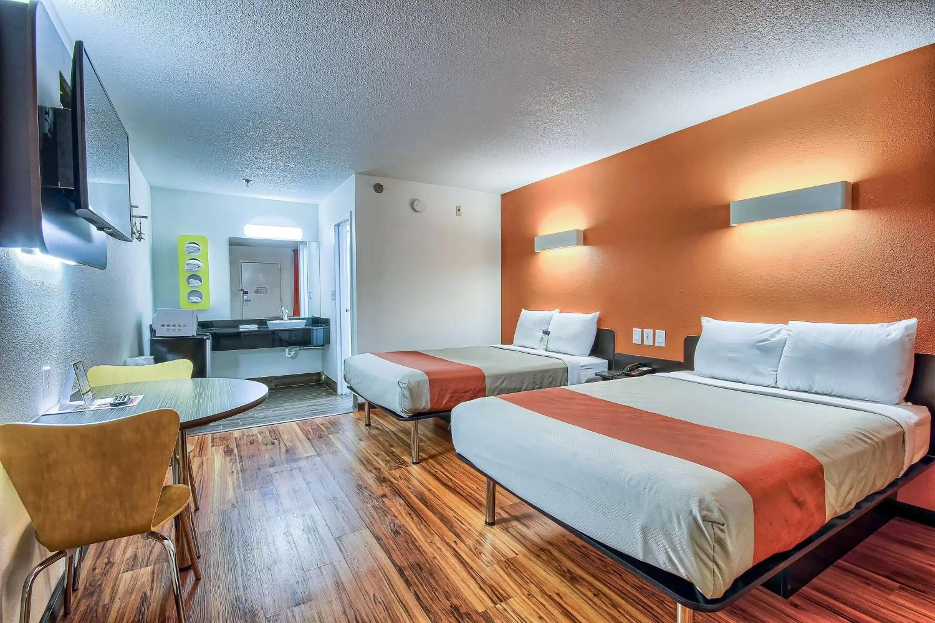TV and multimedia, Bed in Motel 6-Columbus, OH - West