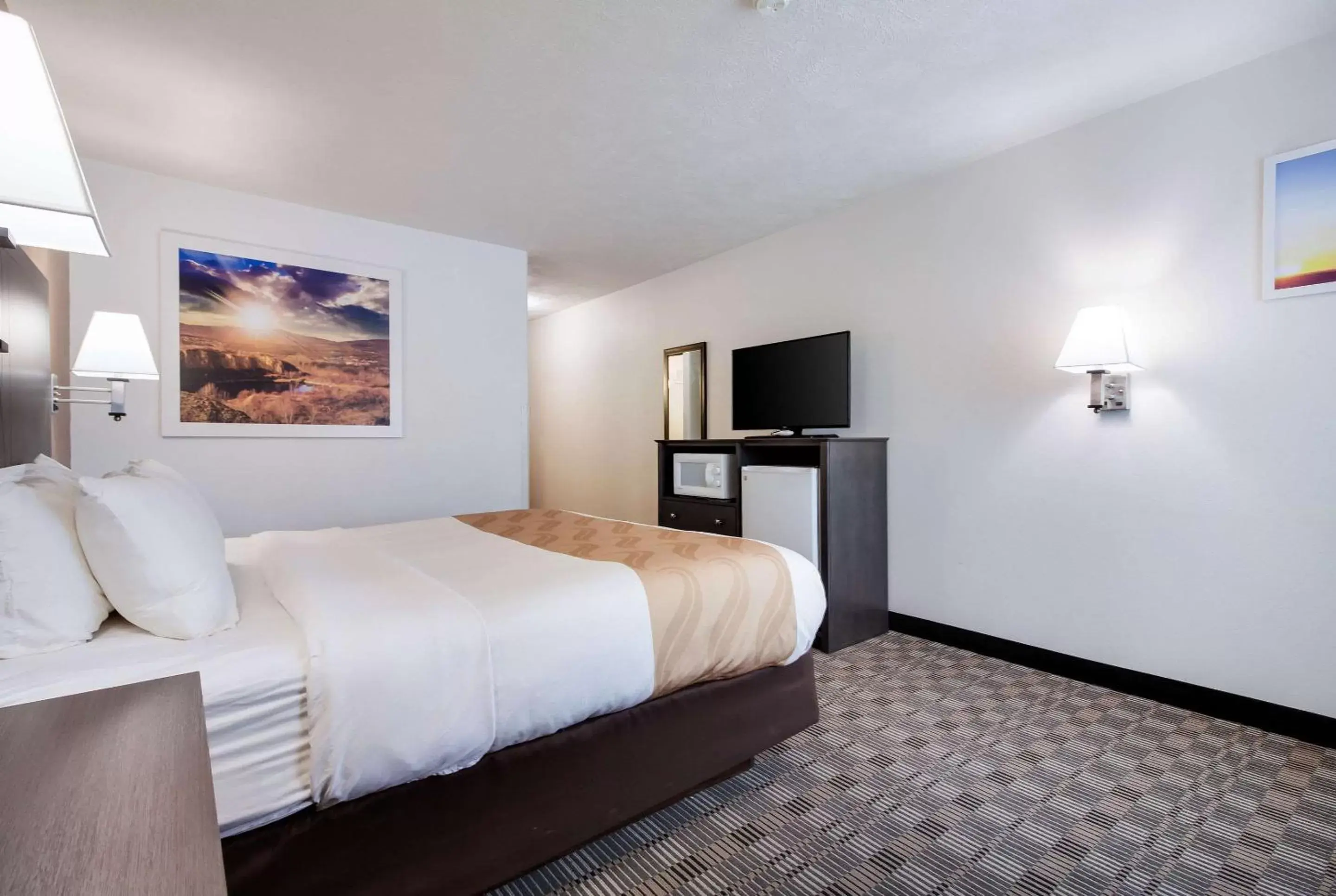 Photo of the whole room, Bed in Quality Inn & Suites