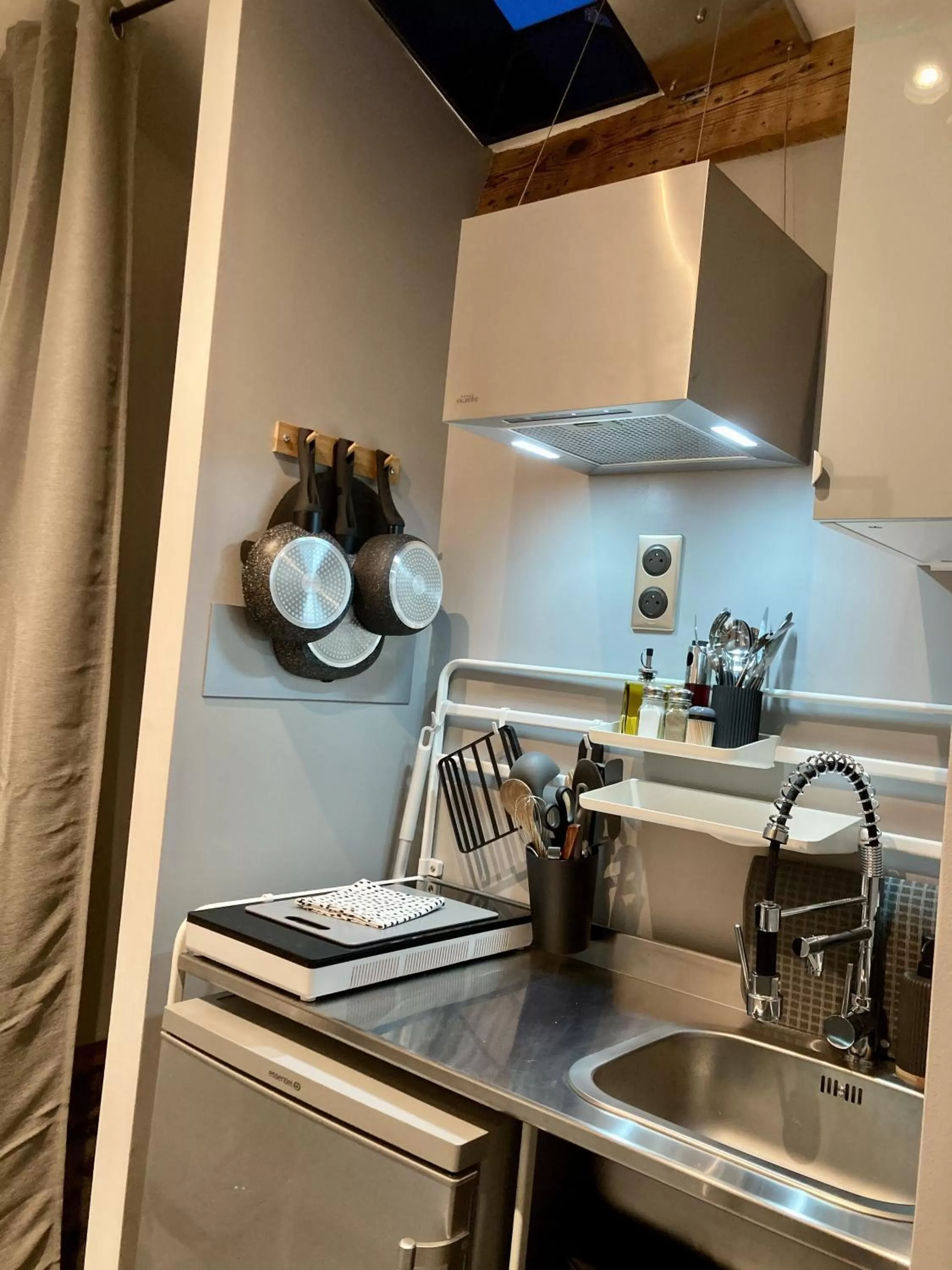 Kitchen or kitchenette in AUX 4 LOGIS - Studio Le Roof - Une vue splendide - Petit déjeuner offert 1ère nuit