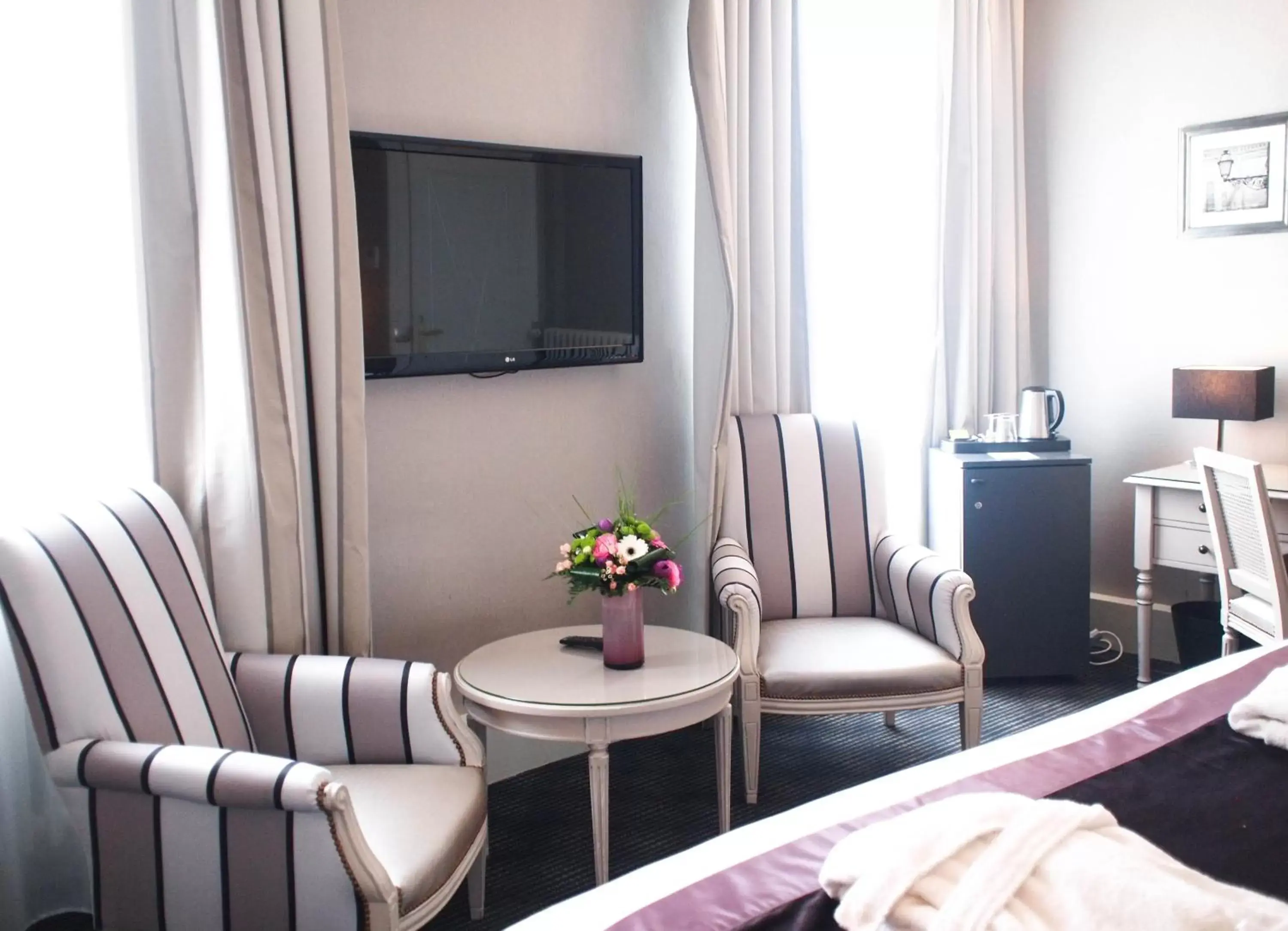 Bedroom, TV/Entertainment Center in Hôtel Concordia Le Mans Centre Gare