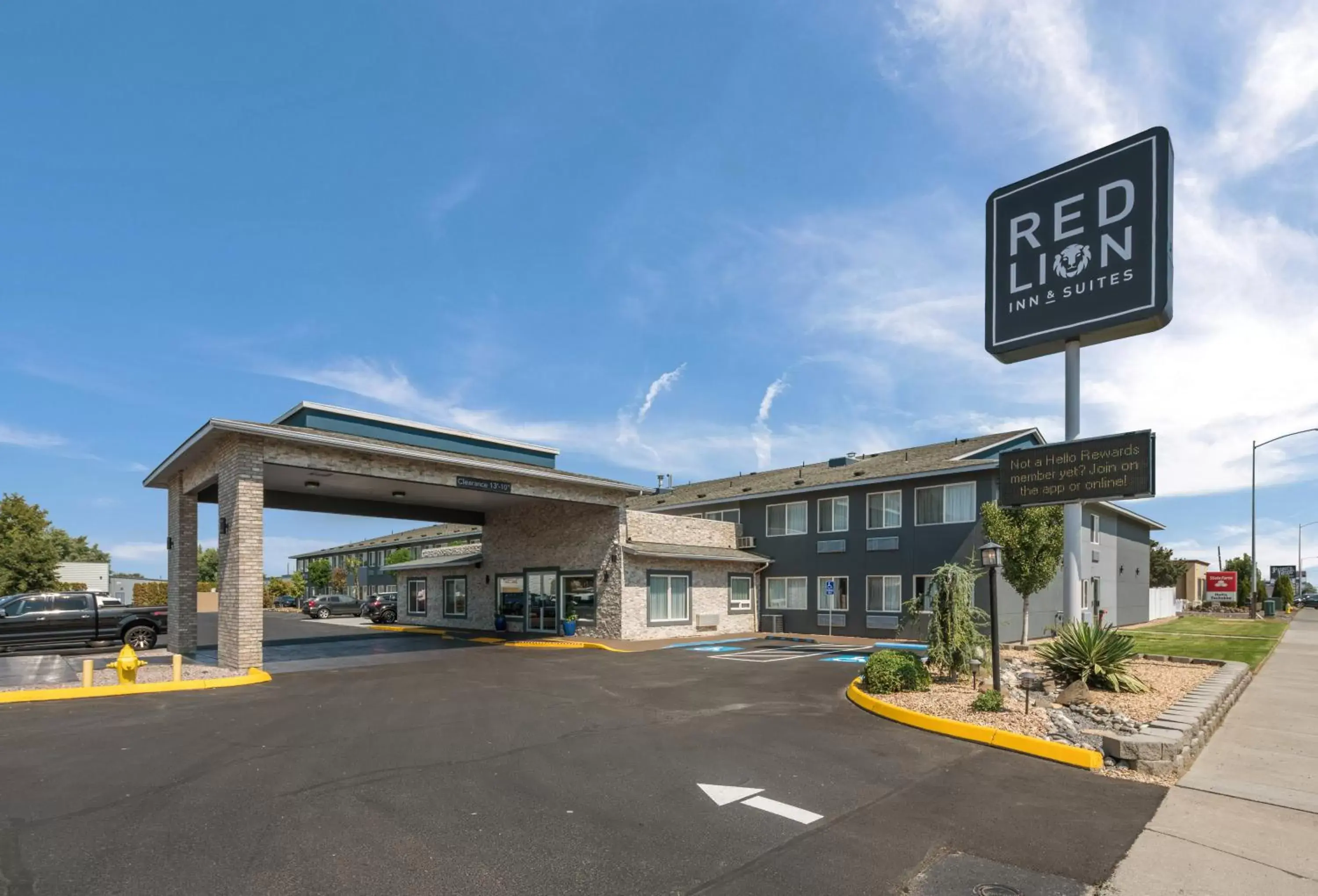 Property building, Facade/Entrance in Red Lion Inn & Suites Kennewick Tri-Cities