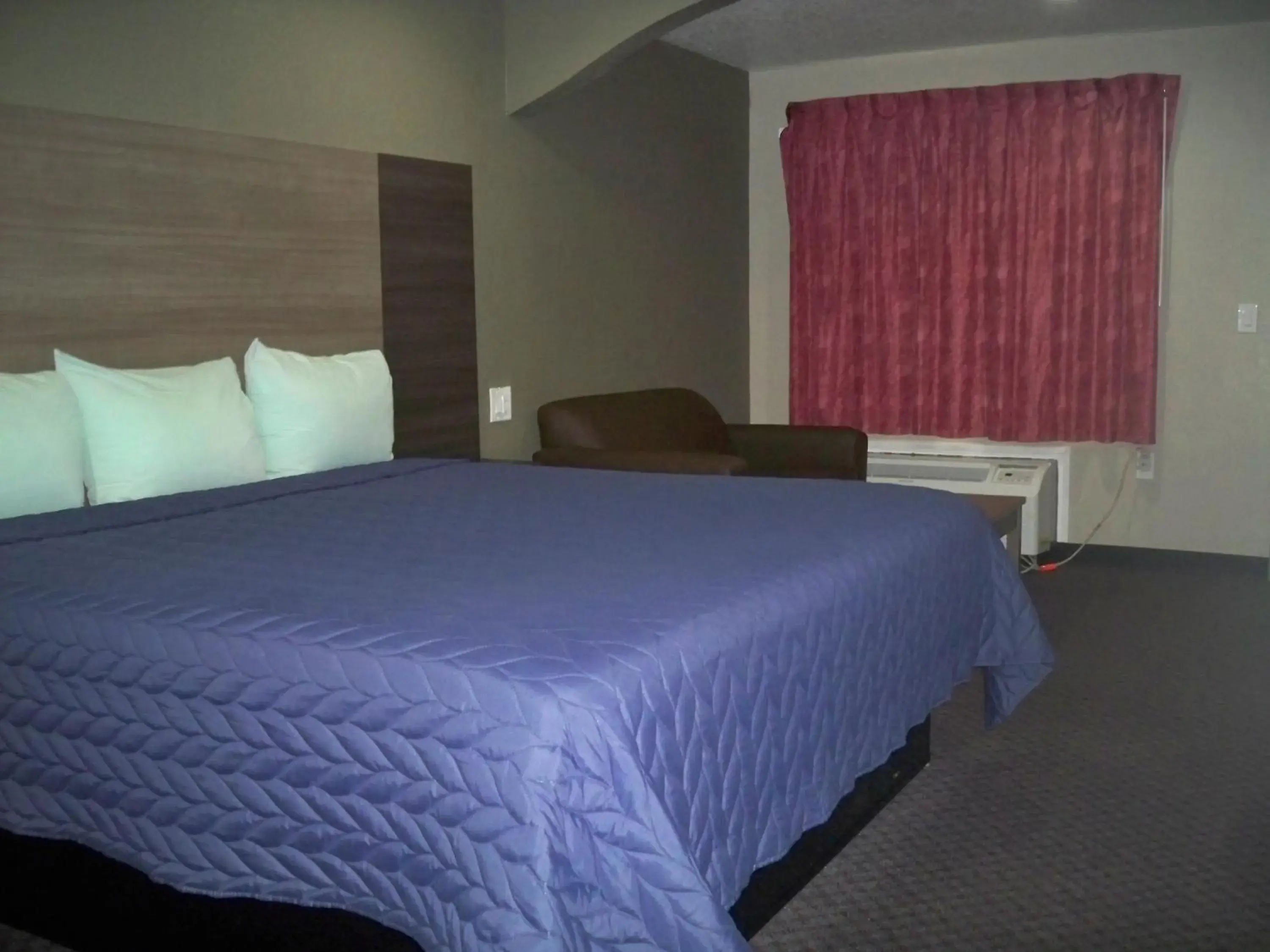 Bedroom, Bed in Scottish Inn and Suites Beaumont