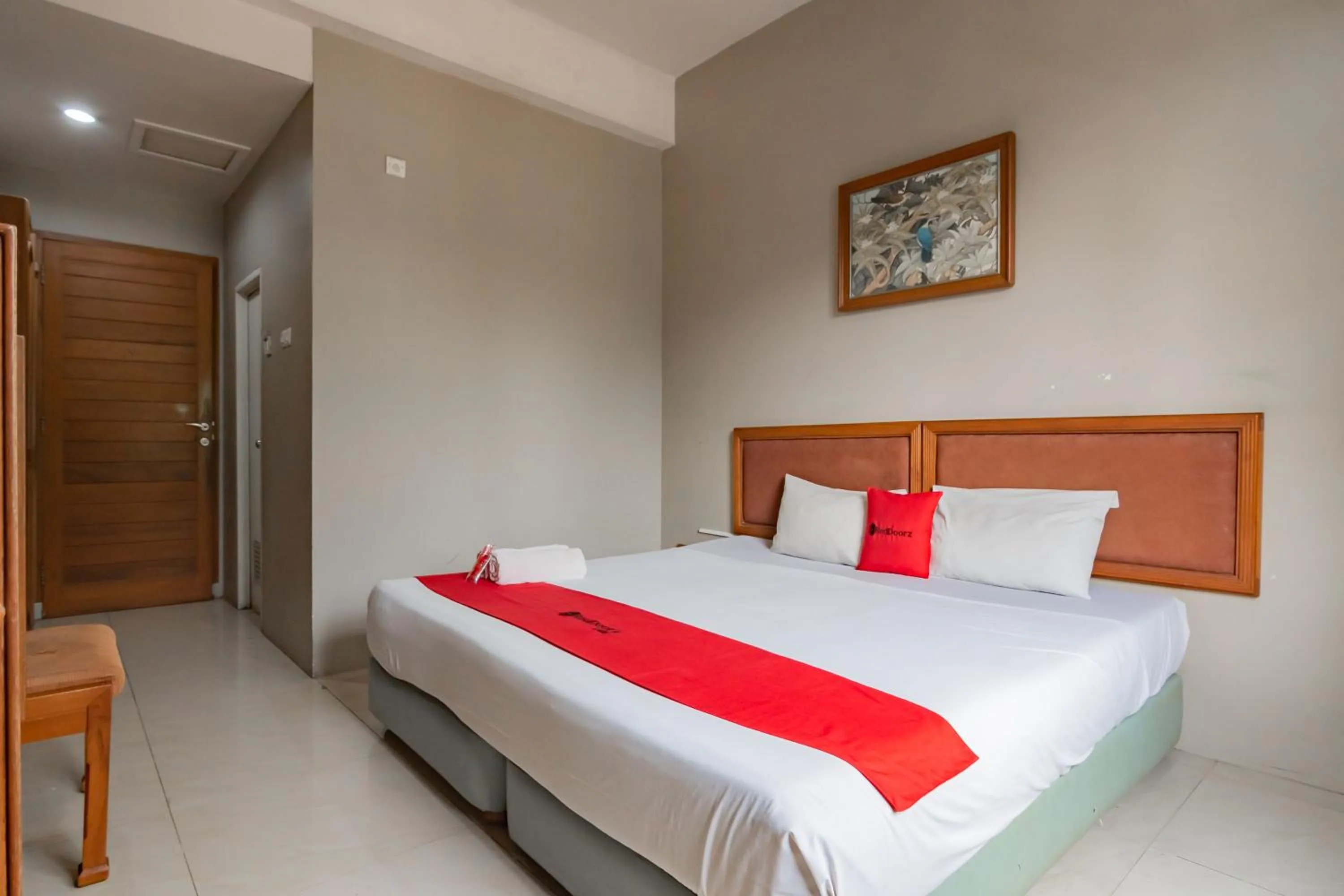Superior Double Room in RedDoorz near Institut Teknologi Bandung 2