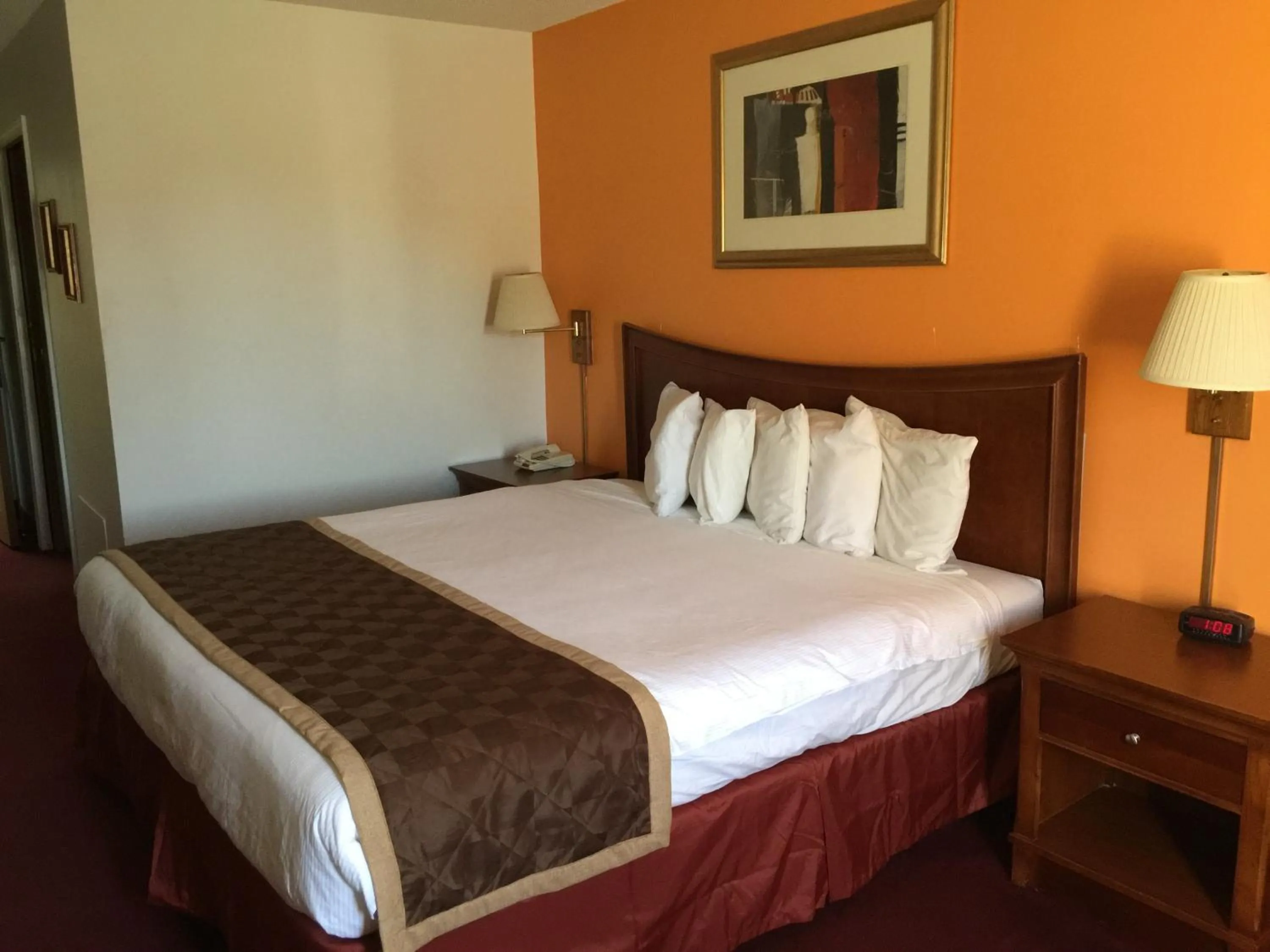 Property building, Bed in Lake Tree Inn & Suites