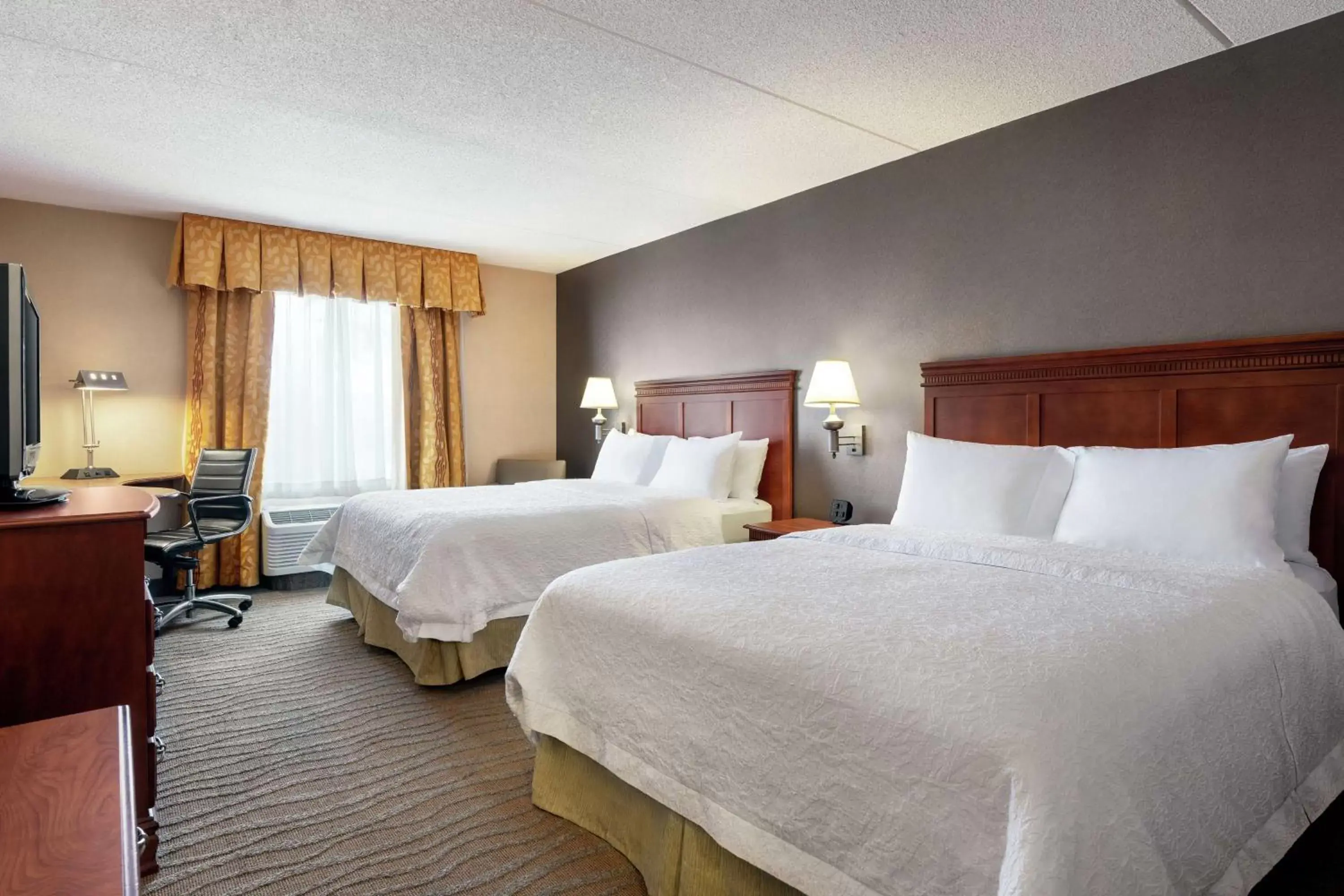 Bedroom, Bed in Hampton Inn & Suites Poughkeepsie