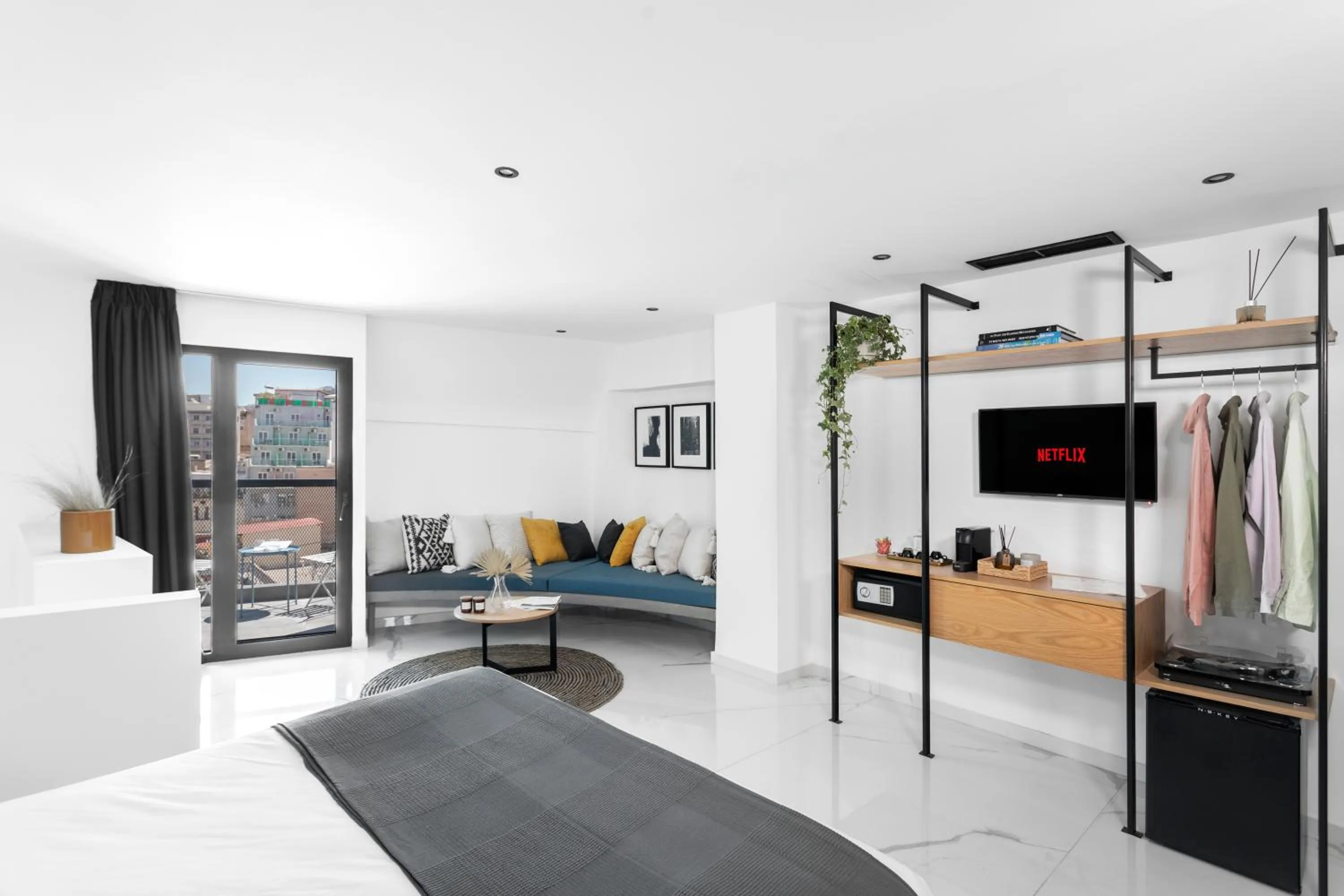 Photo of the whole room, Bed in Melo Athens