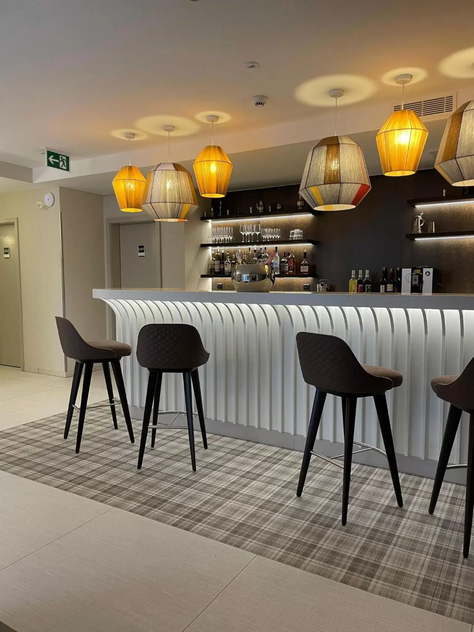 Lounge or bar, Restaurant/Places to Eat in Hôtel Fribourg Centre Remparts By Mercure