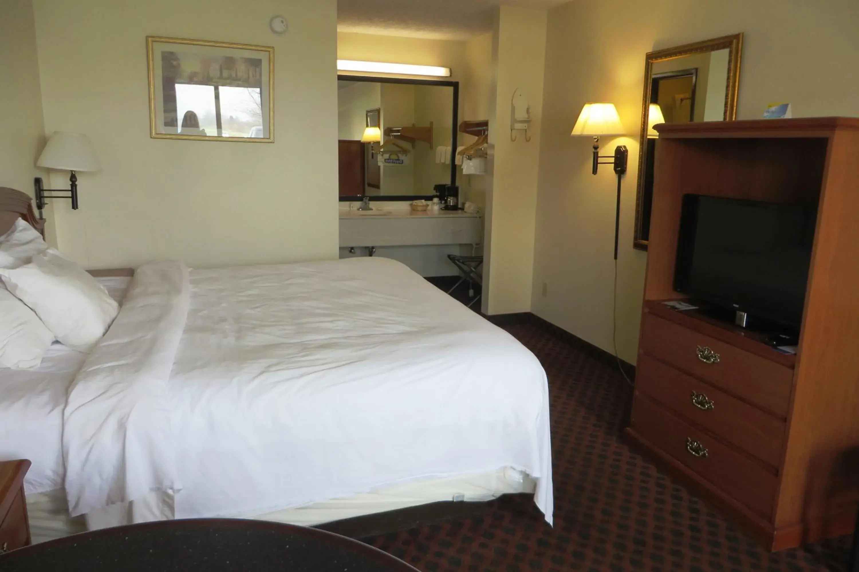 Bedroom, Bed in Days Inn by Wyndham Plainfield