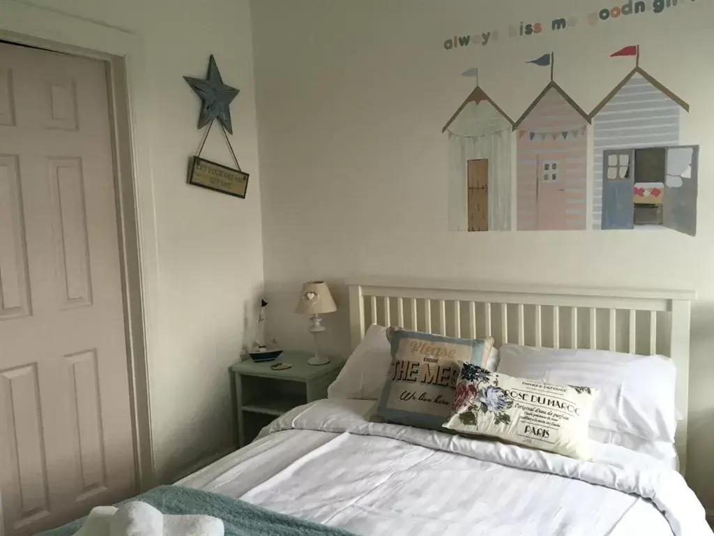 Small Double Room in Henrys on the Prom