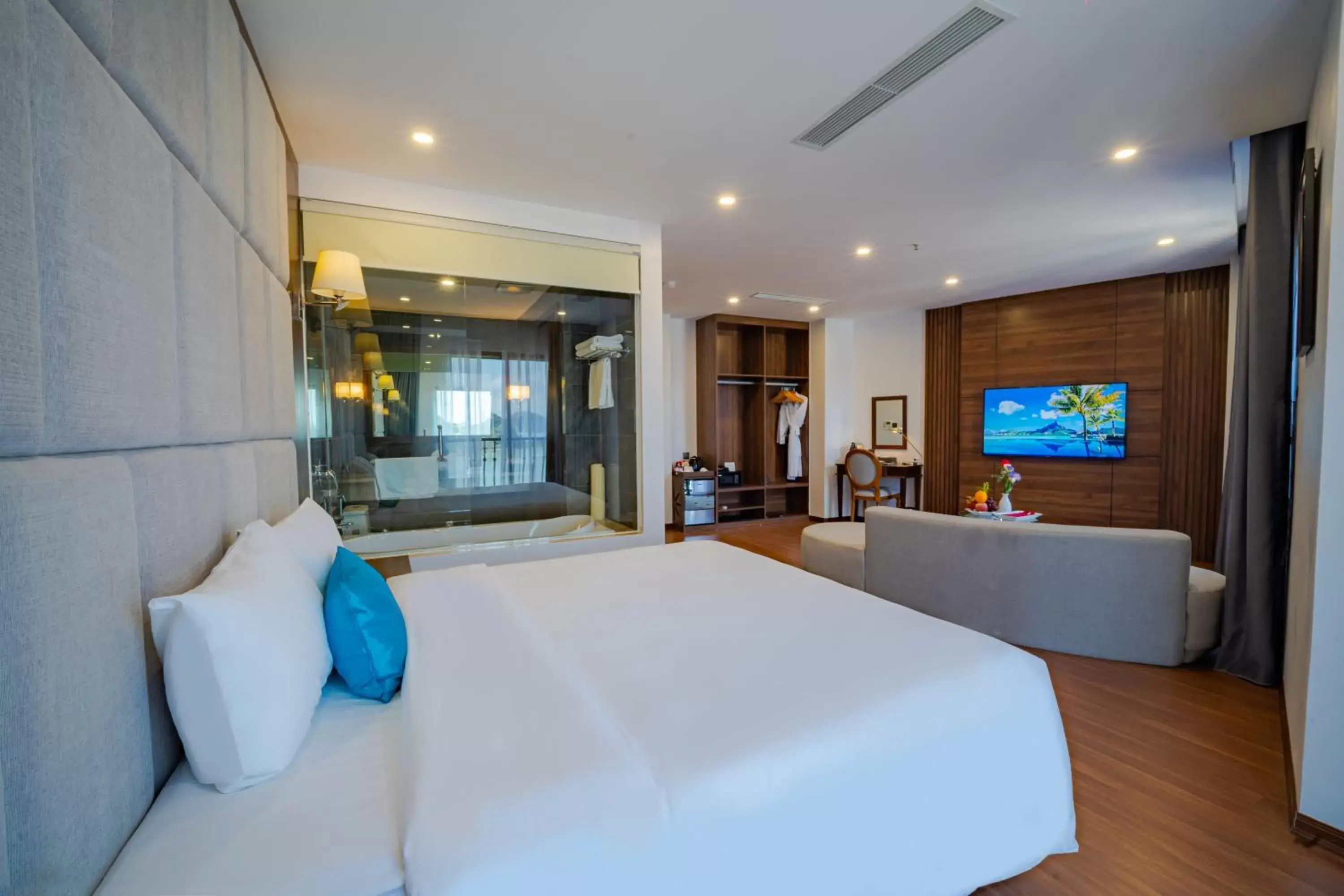 Photo of the whole room, Bed in Paddington Hotel Halong Bayview Photo of the whole room, Bed in Paddington Hotel Halong Bayview