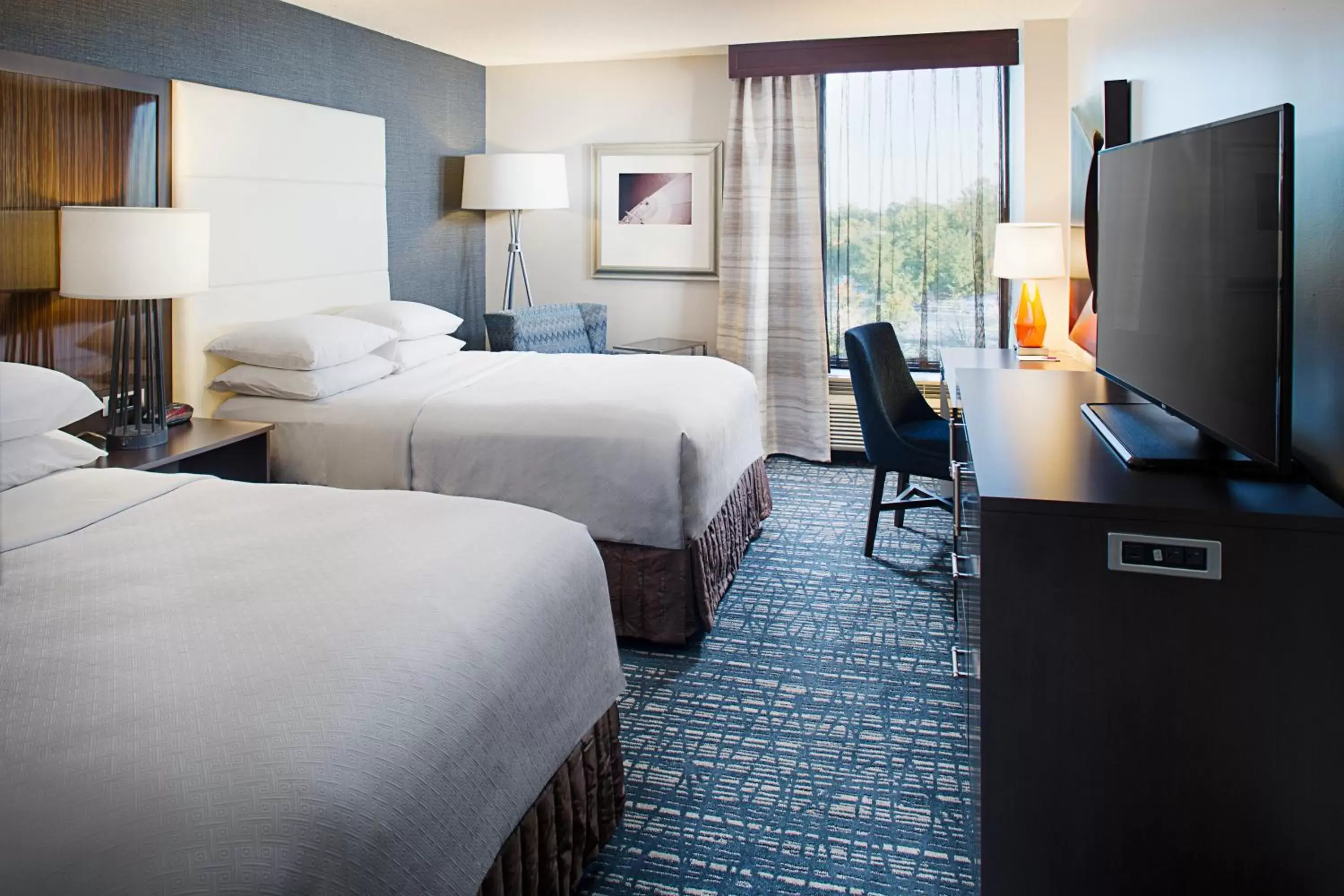 Bed, TV/Entertainment Center in Crowne Plaza Annapolis, an IHG Hotel