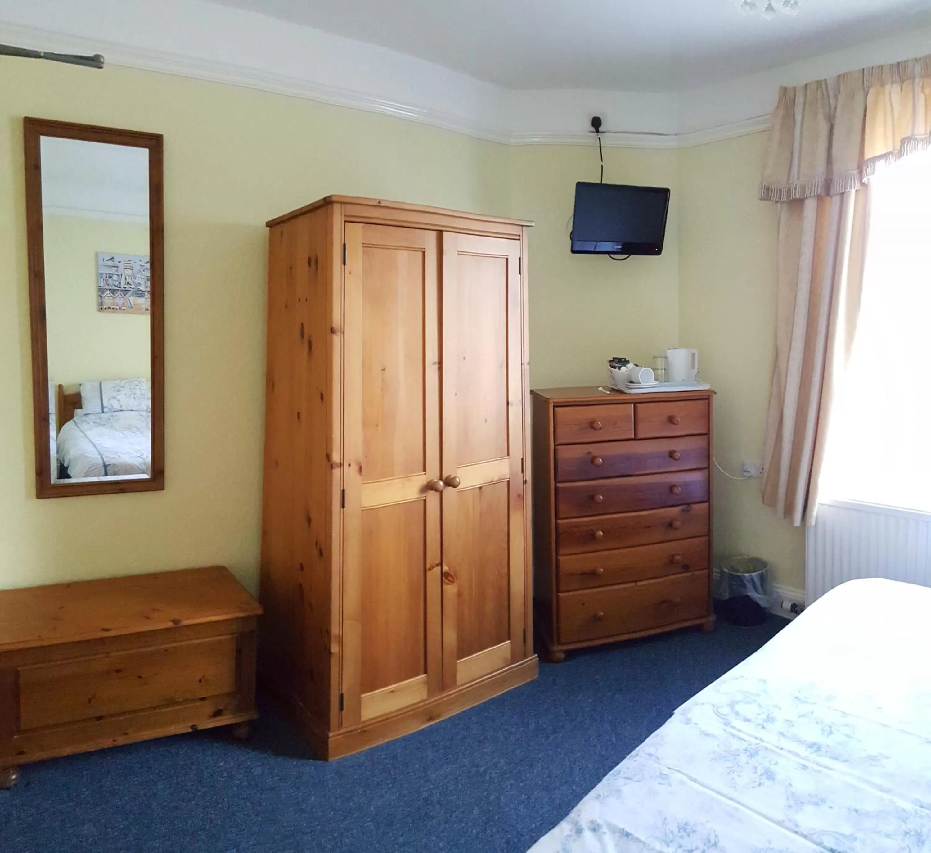 Bedroom, TV/Entertainment Center in The Ratcliffe Guest House