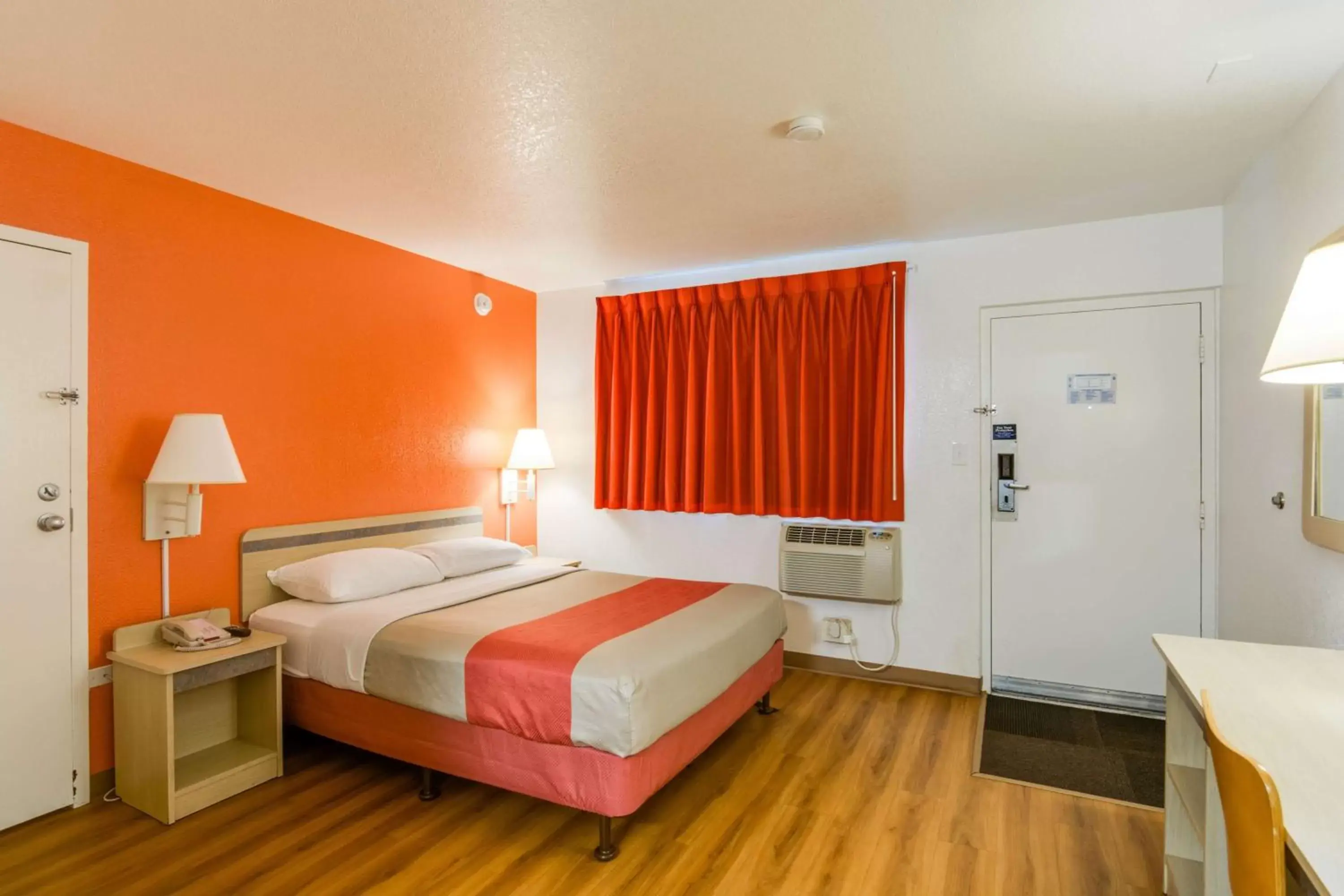 Bedroom, Bed in Motel 6-Schiller Park, IL - Chicago O'Hare
