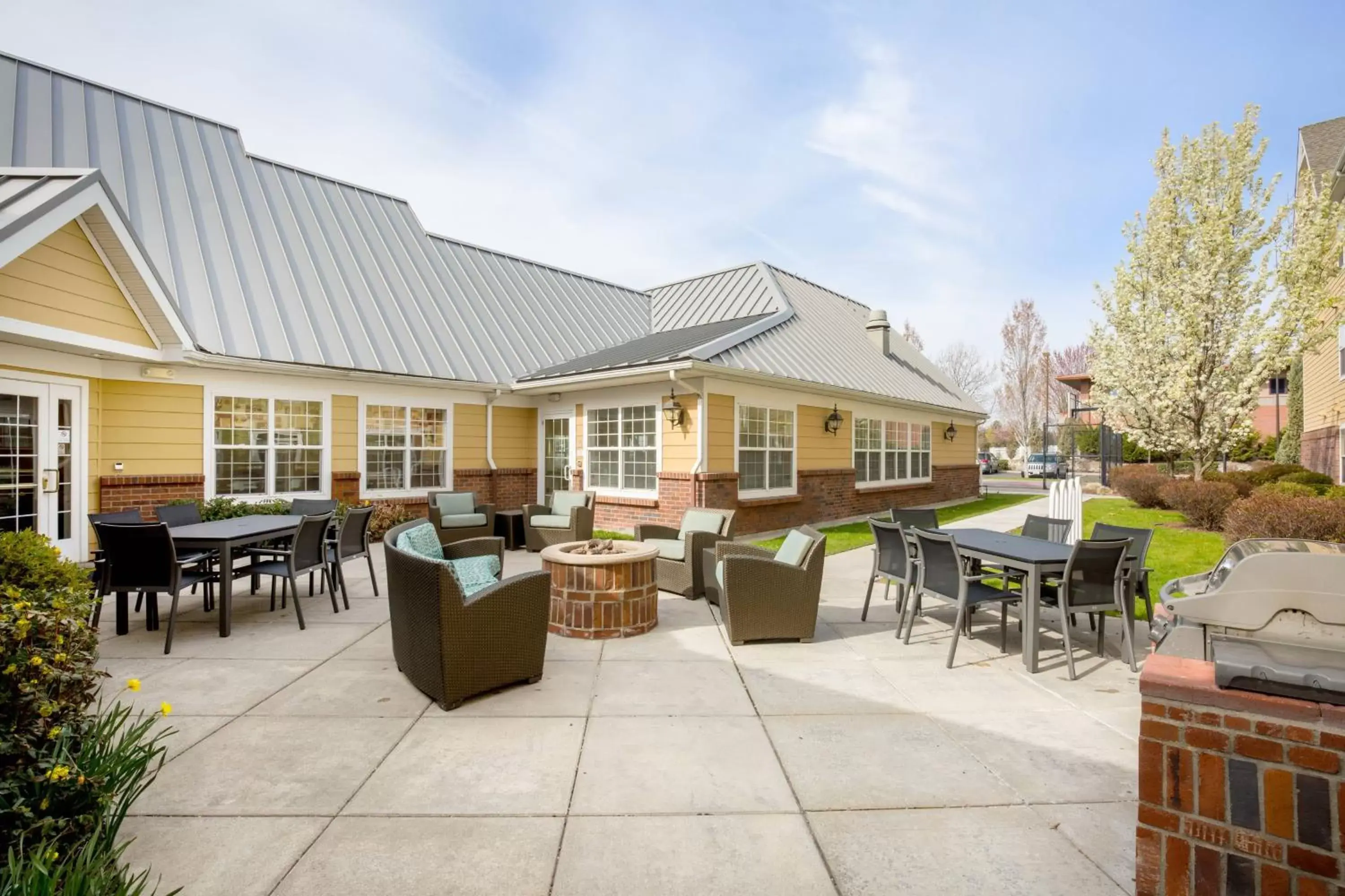 Property building, Restaurant/Places to Eat in Residence Inn Spokane East Valley