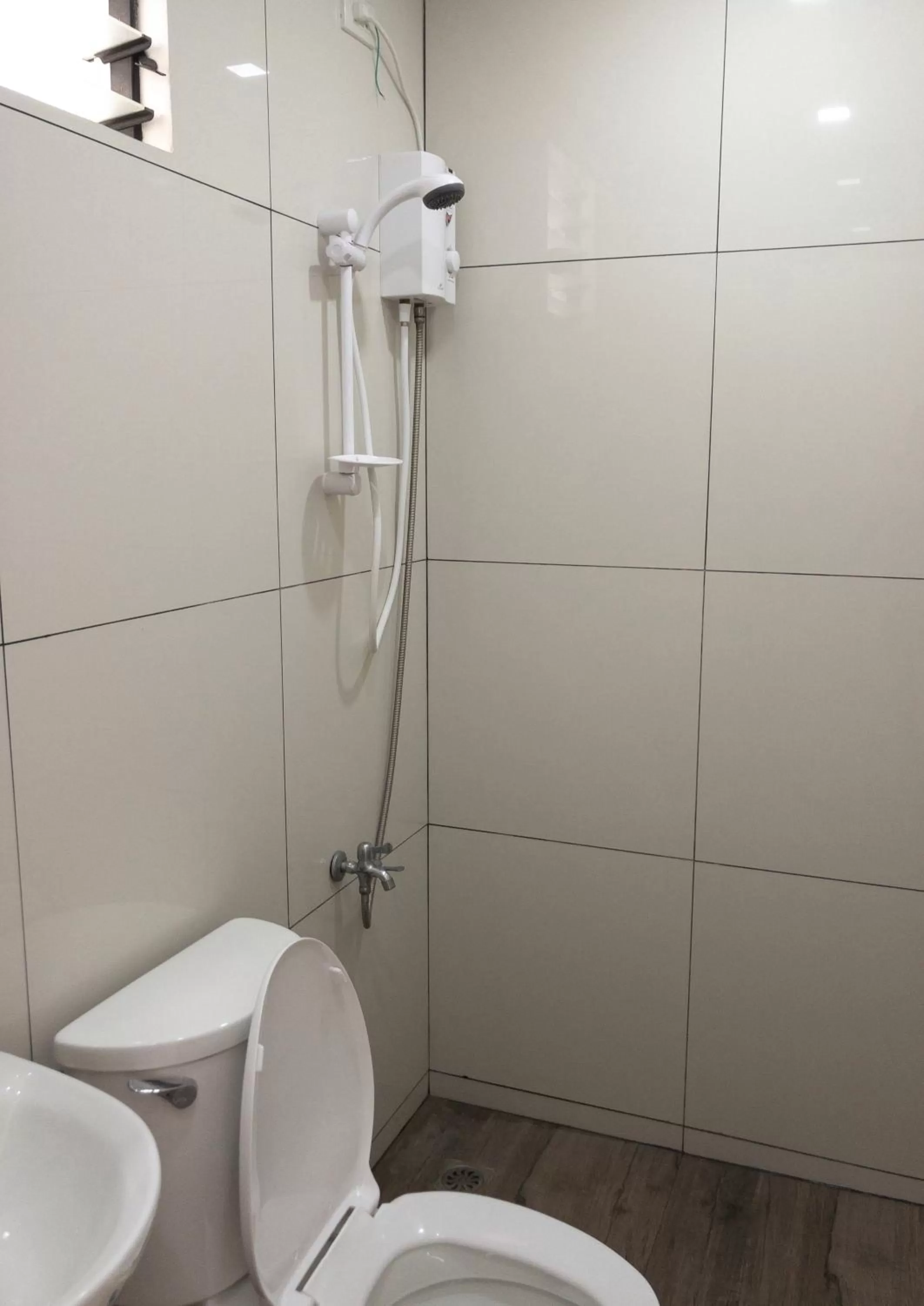 Shower in Inngo Tourist Inn