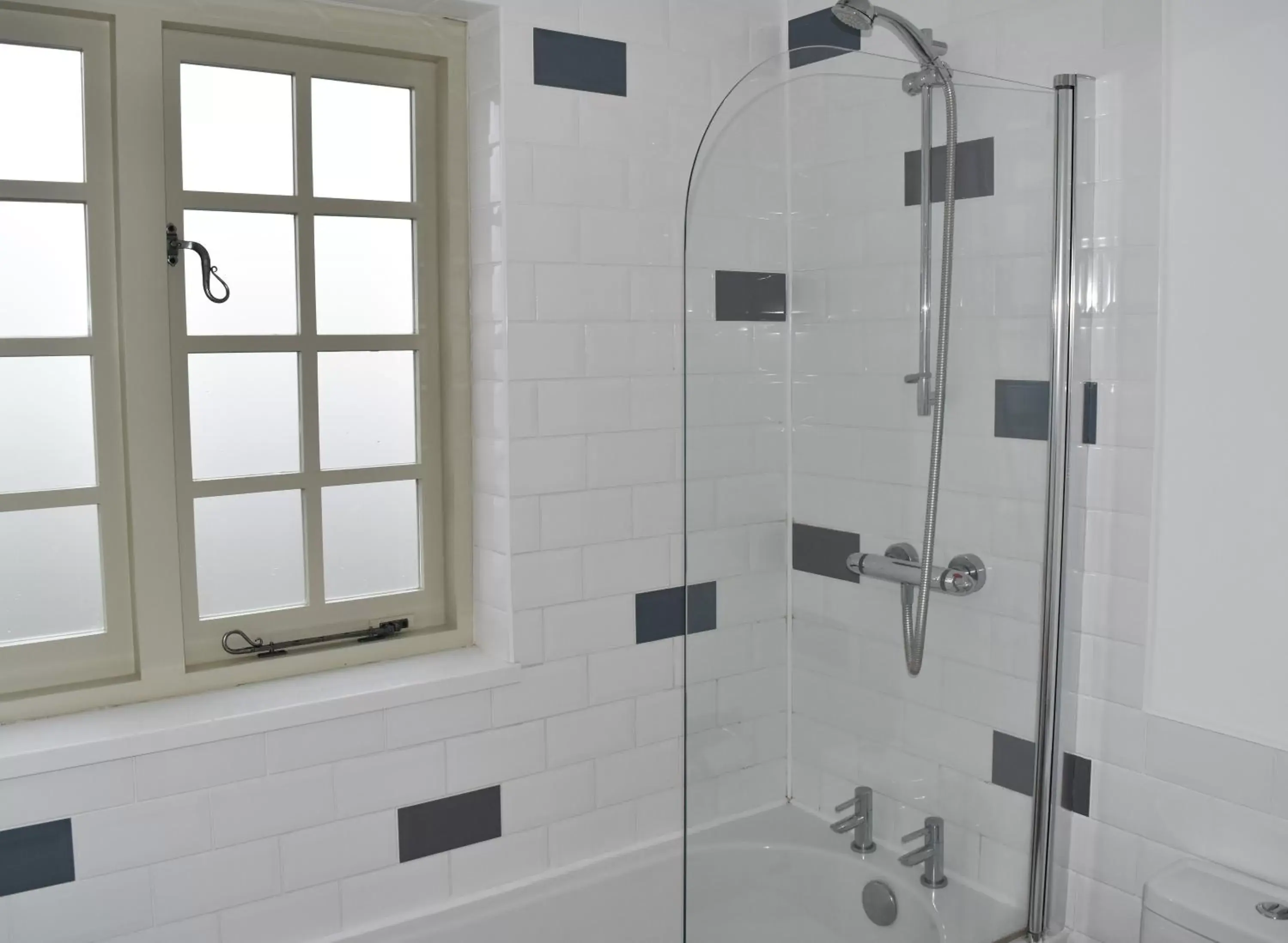 Shower, Bathroom in Three Horseshoes Country Inn