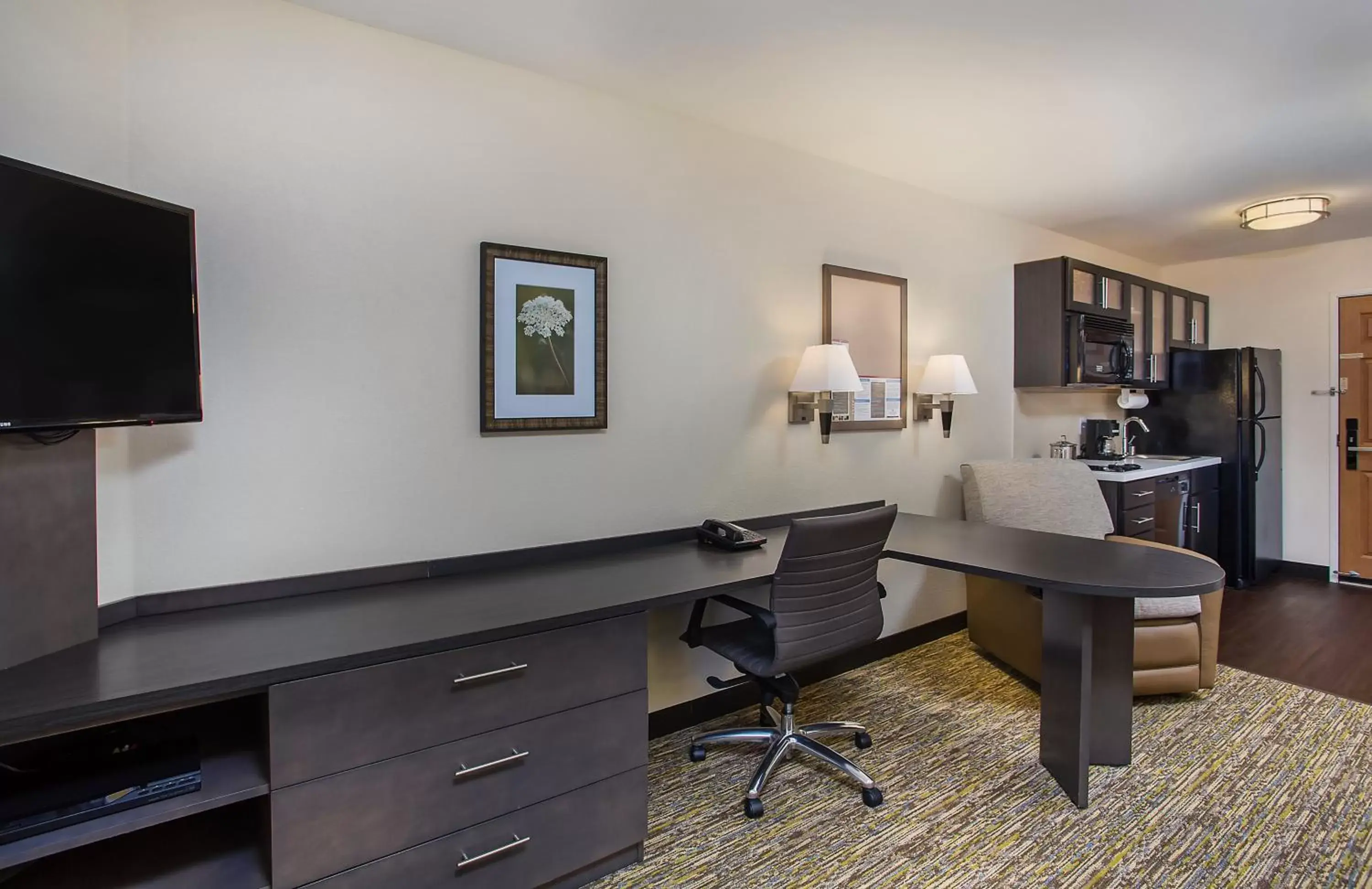 Bedroom, TV/Entertainment Center in Candlewood Suites Bowling Green, an IHG Hotel