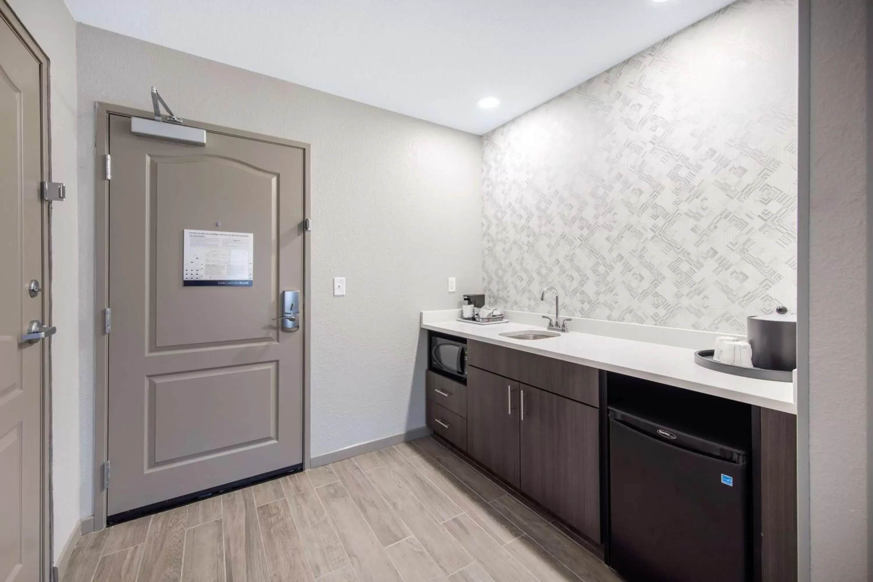 Photo of the whole room, Kitchen/Kitchenette in Hampton Inn & Suites Ruidoso Downs