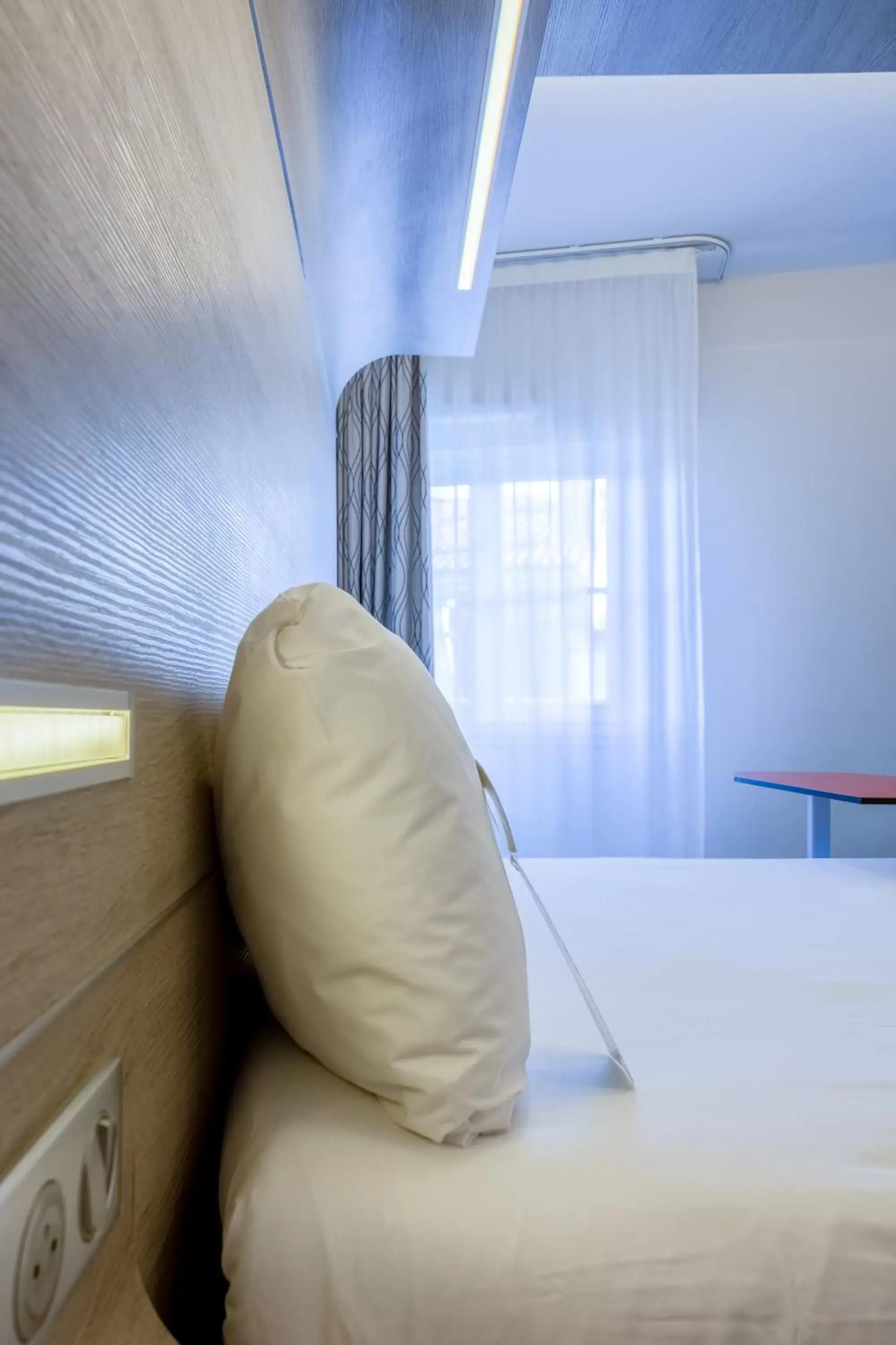 Bedroom, Bed in ibis Styles La Rochelle Centre