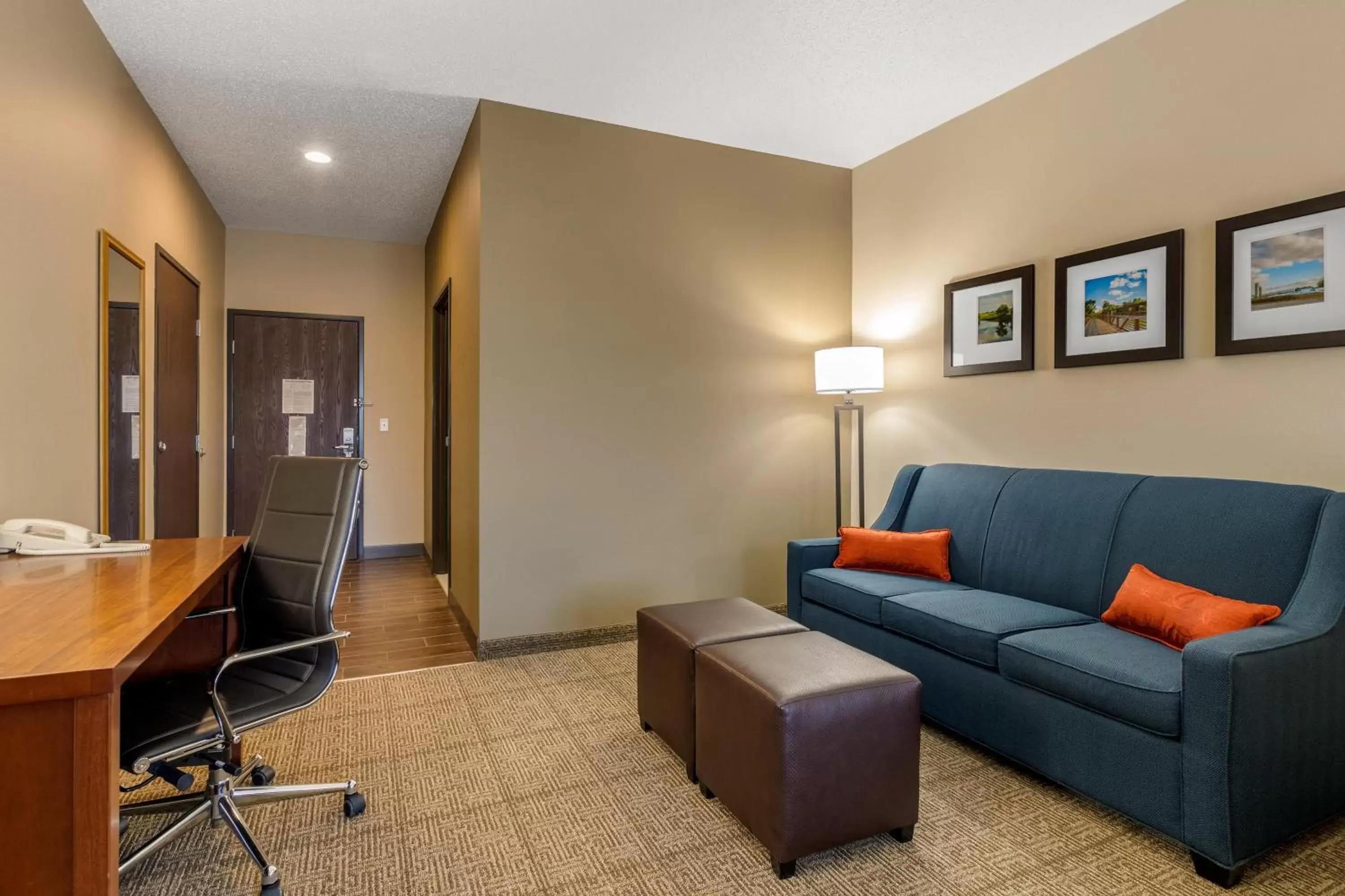 Seating Area in Comfort Suites Cedar Falls
