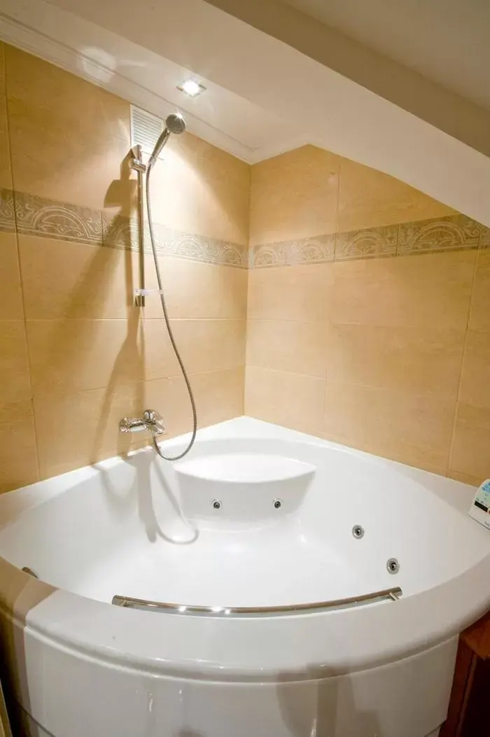 Hot Tub, Bathroom in Hotel Palacio de la Magdalena