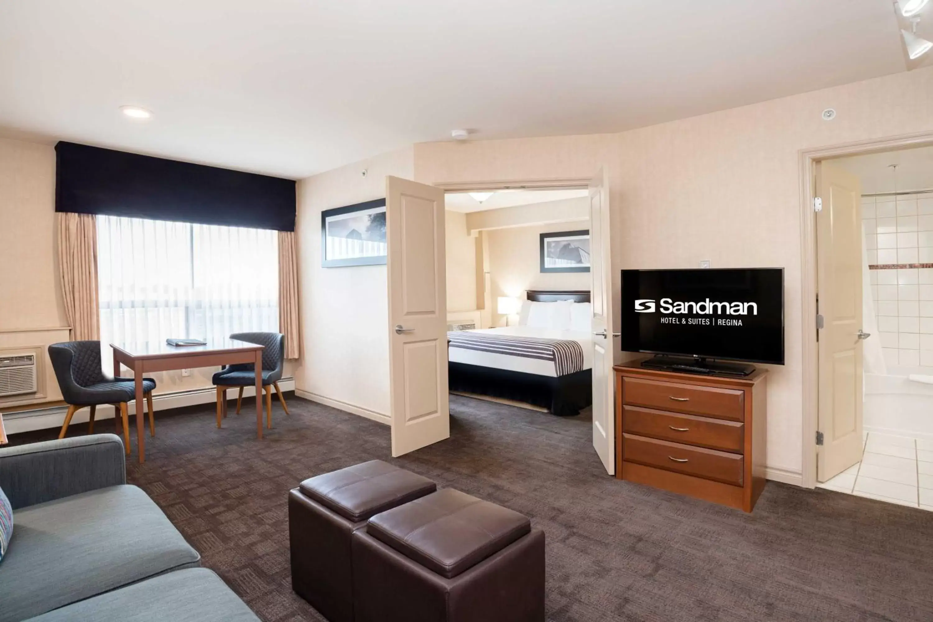 Bedroom, TV/Entertainment Center in Sandman Hotel & Suites Regina