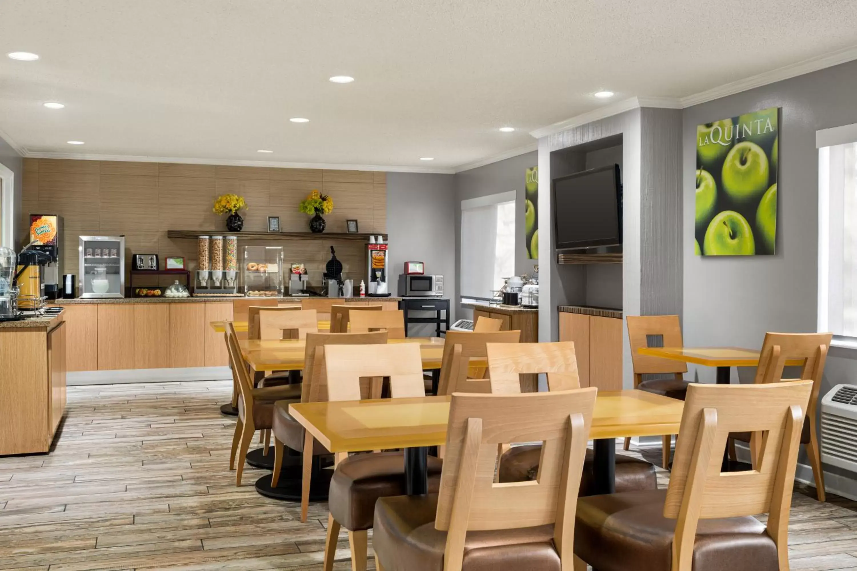 Coffee/tea facilities, Restaurant/Places to Eat in La Quinta by Wyndham Chicago Tinley Park