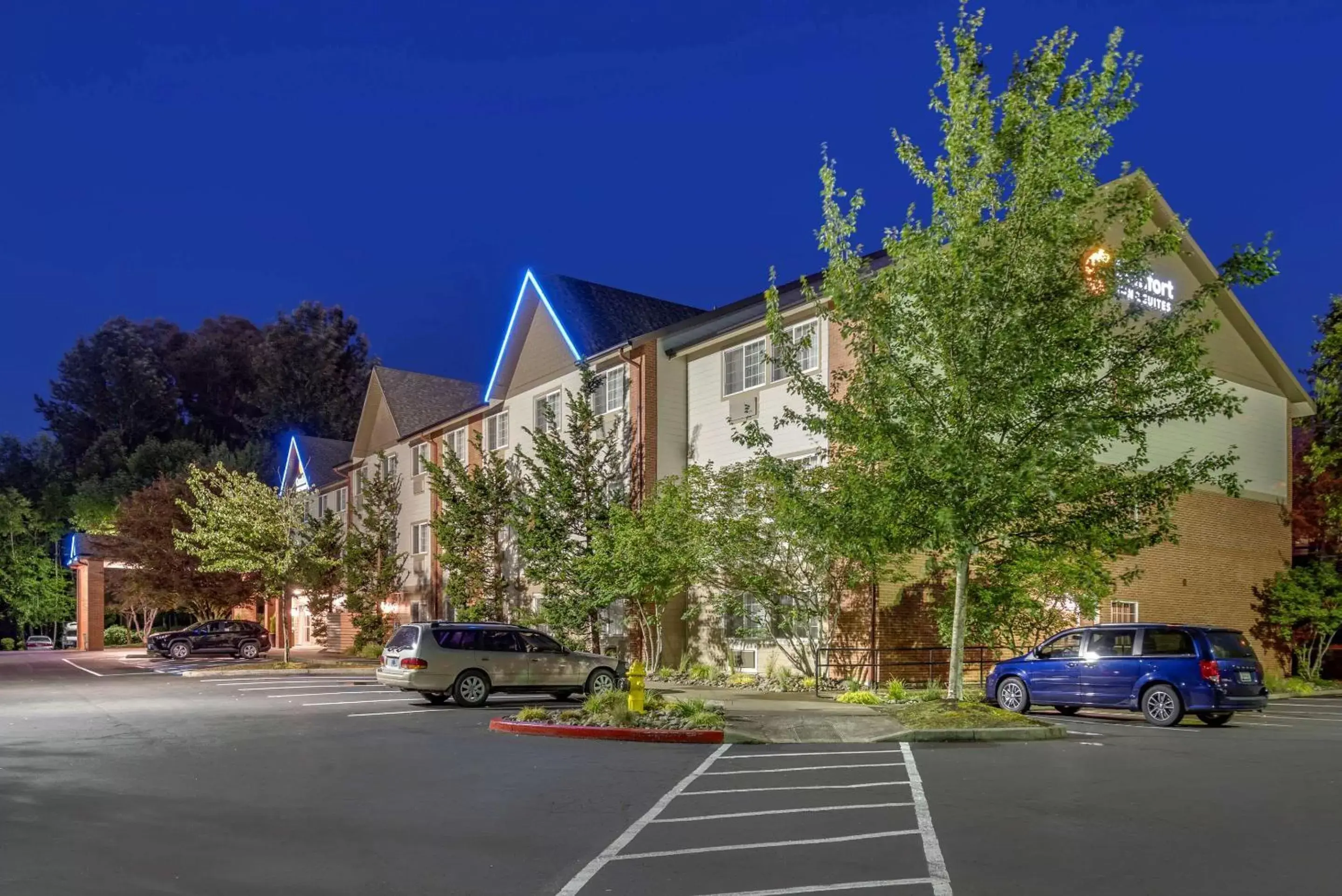 Property Building in Comfort Inn & Suites Tualatin - Lake Oswego South