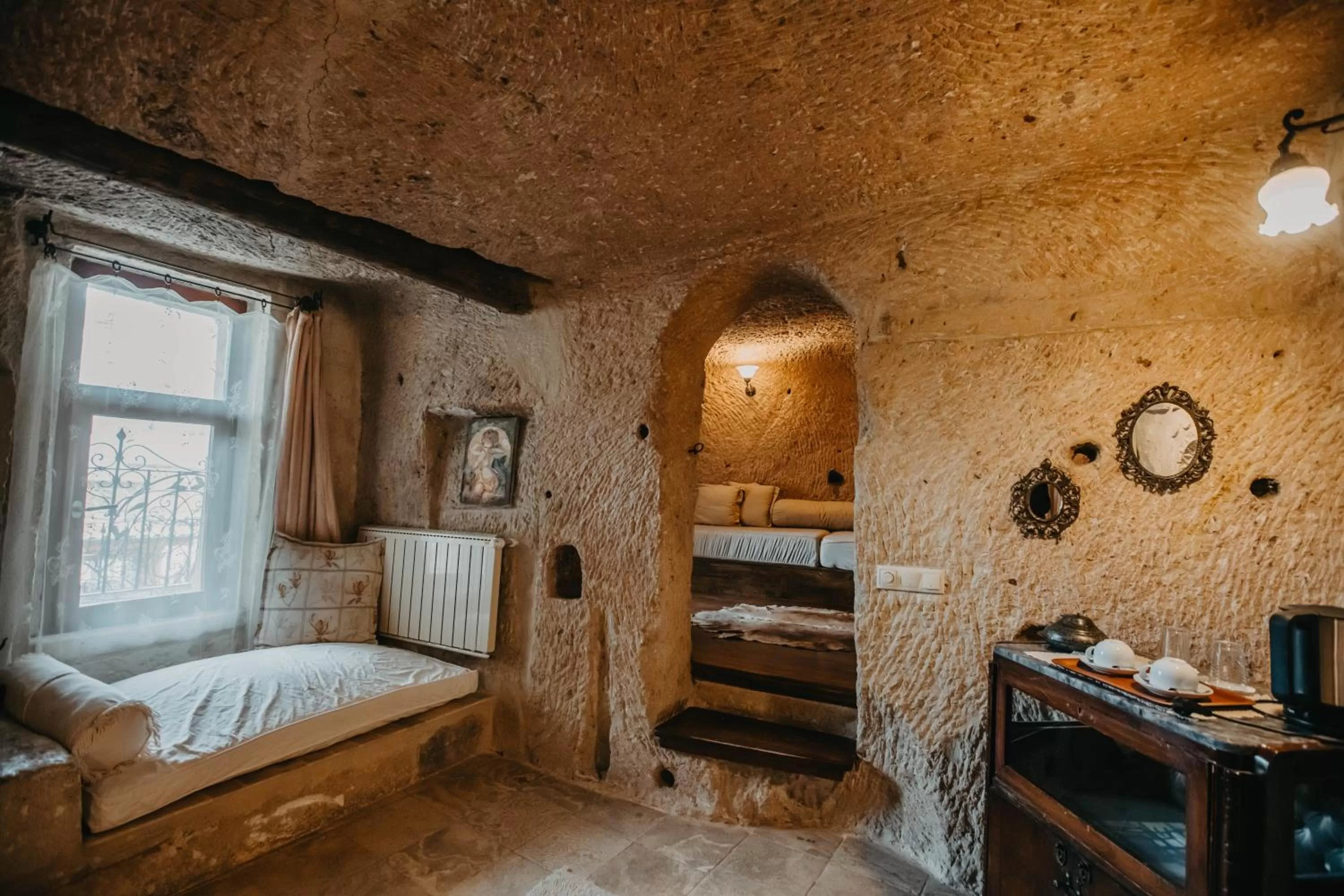 Seating area, Bed in Melekler Evi Cave Hotel